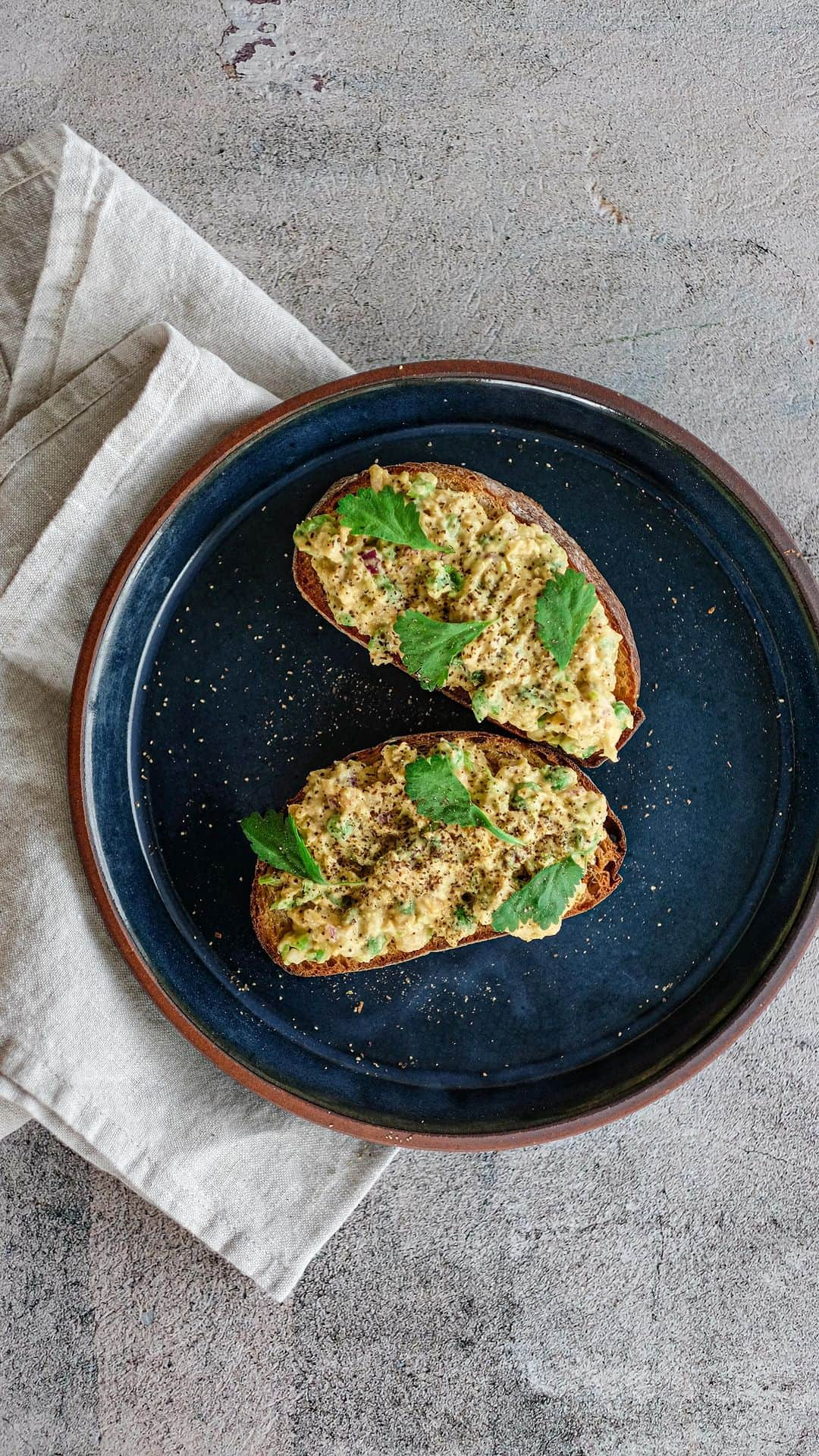 ケリーのインスタグラム：「ヒョコ豆とグリーンピースマヨサラダ🥗  ひよこ豆とグリーンピースは植物性タンパク質が豊富で、マヨネーズとヨーグルトを半々にしてカロリーが抑えられてとてもヘルシーです。食材を切って混ぜるだけなんで手間がかからないすぐ作れます。  レシピは個人のウェブサイトに紹介してます！ 是非、作ってみてね☺️🤙  Go to my website and check this delicious Chickpea & Green Peas Mayo salad. I mix mayonnaise and yogurt to reduce the calories. It’s loaded with plant based protein, creamy and lots of yummy flavors !!😋」