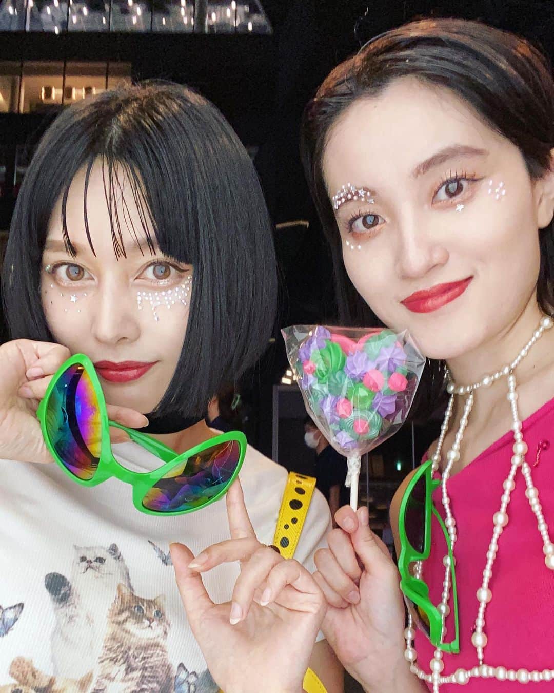 佐藤乃莉のインスタグラム：「ANNA SUI NYC  のLaunch Party でゲットした可愛い宇宙人👽サングラスと ハート🦄💜💚🍬🩷と キラキラも撮りたくて外でも撮るw  @annasuinyc   #annasuinyc #party #キラキラ」