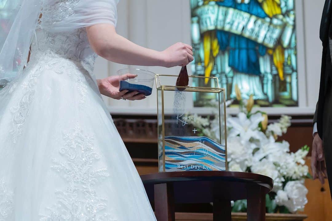 アニヴェルセル ヒルズ横浜 公式さんのインスタグラム写真 - (アニヴェルセル ヒルズ横浜 公式Instagram)「* サンドセレモニー✨  さまざまなカラーの砂を流し込み、世界にひとつの作品を作り上げます。 完成した作品は「結婚証明書」として使用し、 結婚式後も自宅で大切に保管ができます！  砂は一度混ざると二度と戻すことができないことから 「結婚したふたりが二度とひとりに戻ることはない」 「これからひとつの家族として生きる」という意味が込められています＊  ＿＿＿＿＿＿＿＿＿＿＿＿＿＿＿＿＿＿＿＿＿  新横浜からすぐの結婚式場🕊 @anniversaire_hillsyokohama  ▫️非日常を感じるお城のような外観 ▫️ドレスが映えるロイヤルブルーの大聖堂 ▫️好みに合わせて選べる3つのパーティ会場  特別な空間で憧れの結婚式が叶います ＿＿＿＿＿＿＿＿＿＿＿＿＿＿＿＿＿＿＿＿＿  @anniversaire_hillsyokohama #アニヴェルセル #アニヴェルセルヒルズ横浜 #アニ嫁 #オリジナルウェディング #ガーデンウェディング #横浜結婚式場 #横浜結婚式 #少人数結婚式 #家族婚 #センター南 #ウェディングフォト #フォトウエディング」8月27日 9時54分 - anniversaire_hillsyokohama