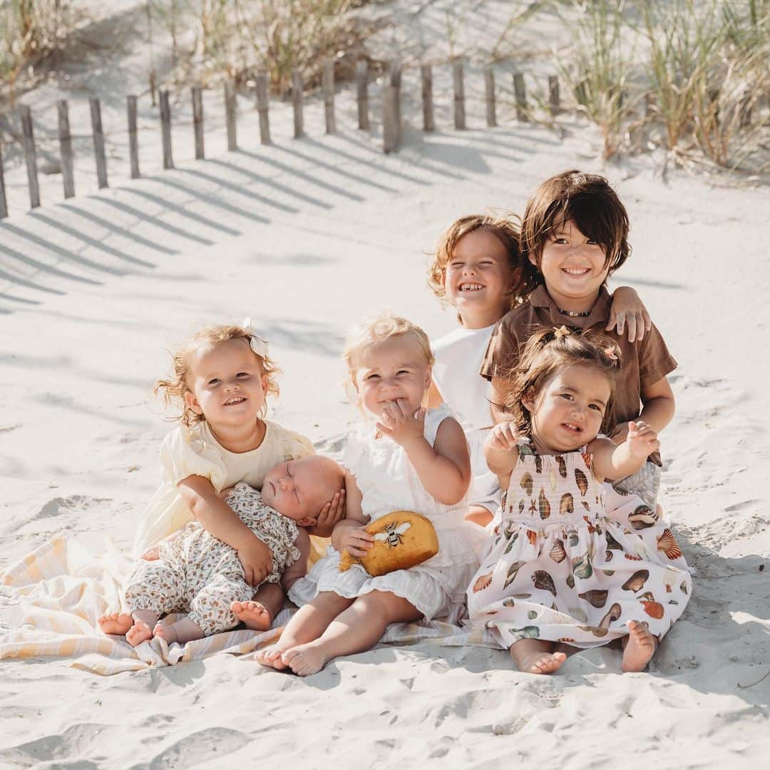 コリー・ロバートソンのインスタグラム：「-Ella’s little hand holding Haven’s head -Haven sleeping peacefully in the midst of the chaos -Honey holding onto her purse with the prize suckers  -Sheppie’s arm around Zane and his big grin -Zane smiling like the perfect oldest cousin -And Holland just wanting her mama  🥰These little people have my heart」