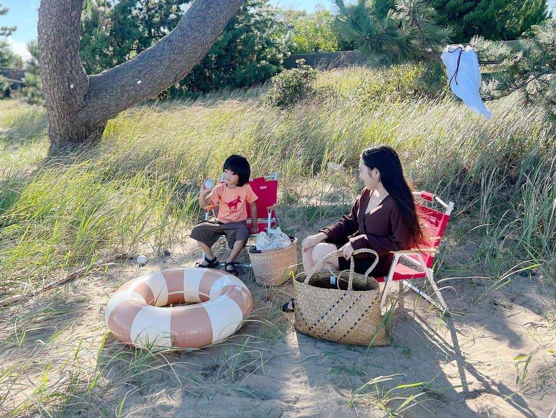 nonさんのインスタグラム写真 - (nonInstagram)「我が家の遅い夏休みで 三重にきています  今年も海へ  浮き輪、 子どもが川や海で使うと破れたりして今まで何個もゴミになってしまって でも、まだまだ浮き輪は使いそうなので、 ちょっと高いけど 厚くて丈夫なBPAとフタル酸が入っていないPVC製の浮き輪を購入  樹根の今年の水着とラッシュガードはセカンドハントでパタゴニアのものを  子どもたちが赤ちゃんの頃からいつも遊びにきている海、  大雨の後だったのもあったのか 今までに見たことのないくらい浜辺も海の中もゴミだらけ...  水面にはキラキラ光る細かなプラスチックもいっぱい...  「こんな海じゃ魚がかわいそう...」と樹根も早々に海からあがって意気消沈  それでも浜辺で砂遊びしたり 流木で作られたブランコしたり 拾えるだけのゴミを拾ったり  ゴミを拾っている間に 樹根は野球ボールをふたつも見つけたのが嬉しそうだったし  「楽しかった〜」と言っていたけど  悲しかった  でも 綺麗に整備されている場所やリゾートの海では 見なくてすむけど 隠されてるけど  この海が わたしたちの世界の今なのだから  それを感じることは 大切なこと  ちょうど おとといかな、 voicyで 生活クラブさんのコーナータイアップで クリーンアップの話をしていました📻 ストーリーズからとべます  「今年はまだクリーンアップできていないね」 とも友達とも話していたところだったし 藤野に帰ったらまた湖のクリーンアップしよう  そして ゴミを減らすことに もっと向き合っていかなくちゃいけないんだ、とあらためて思った  #エシカルな暮らし #エシカル #子どもと暮らす #生活クラブ #生活クラブの消費材 #生活クラブのある豊かなくらし  #voicy」8月27日 9時52分 - non19841120