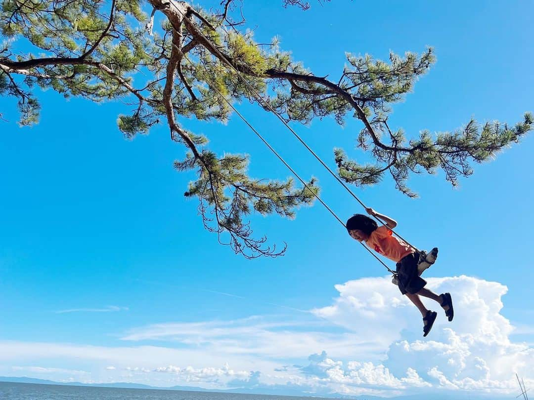 nonさんのインスタグラム写真 - (nonInstagram)「我が家の遅い夏休みで 三重にきています  今年も海へ  浮き輪、 子どもが川や海で使うと破れたりして今まで何個もゴミになってしまって でも、まだまだ浮き輪は使いそうなので、 ちょっと高いけど 厚くて丈夫なBPAとフタル酸が入っていないPVC製の浮き輪を購入  樹根の今年の水着とラッシュガードはセカンドハントでパタゴニアのものを  子どもたちが赤ちゃんの頃からいつも遊びにきている海、  大雨の後だったのもあったのか 今までに見たことのないくらい浜辺も海の中もゴミだらけ...  水面にはキラキラ光る細かなプラスチックもいっぱい...  「こんな海じゃ魚がかわいそう...」と樹根も早々に海からあがって意気消沈  それでも浜辺で砂遊びしたり 流木で作られたブランコしたり 拾えるだけのゴミを拾ったり  ゴミを拾っている間に 樹根は野球ボールをふたつも見つけたのが嬉しそうだったし  「楽しかった〜」と言っていたけど  悲しかった  でも 綺麗に整備されている場所やリゾートの海では 見なくてすむけど 隠されてるけど  この海が わたしたちの世界の今なのだから  それを感じることは 大切なこと  ちょうど おとといかな、 voicyで 生活クラブさんのコーナータイアップで クリーンアップの話をしていました📻 ストーリーズからとべます  「今年はまだクリーンアップできていないね」 とも友達とも話していたところだったし 藤野に帰ったらまた湖のクリーンアップしよう  そして ゴミを減らすことに もっと向き合っていかなくちゃいけないんだ、とあらためて思った  #エシカルな暮らし #エシカル #子どもと暮らす #生活クラブ #生活クラブの消費材 #生活クラブのある豊かなくらし  #voicy」8月27日 9時52分 - non19841120