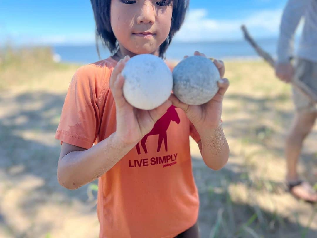 nonさんのインスタグラム写真 - (nonInstagram)「我が家の遅い夏休みで 三重にきています  今年も海へ  浮き輪、 子どもが川や海で使うと破れたりして今まで何個もゴミになってしまって でも、まだまだ浮き輪は使いそうなので、 ちょっと高いけど 厚くて丈夫なBPAとフタル酸が入っていないPVC製の浮き輪を購入  樹根の今年の水着とラッシュガードはセカンドハントでパタゴニアのものを  子どもたちが赤ちゃんの頃からいつも遊びにきている海、  大雨の後だったのもあったのか 今までに見たことのないくらい浜辺も海の中もゴミだらけ...  水面にはキラキラ光る細かなプラスチックもいっぱい...  「こんな海じゃ魚がかわいそう...」と樹根も早々に海からあがって意気消沈  それでも浜辺で砂遊びしたり 流木で作られたブランコしたり 拾えるだけのゴミを拾ったり  ゴミを拾っている間に 樹根は野球ボールをふたつも見つけたのが嬉しそうだったし  「楽しかった〜」と言っていたけど  悲しかった  でも 綺麗に整備されている場所やリゾートの海では 見なくてすむけど 隠されてるけど  この海が わたしたちの世界の今なのだから  それを感じることは 大切なこと  ちょうど おとといかな、 voicyで 生活クラブさんのコーナータイアップで クリーンアップの話をしていました📻 ストーリーズからとべます  「今年はまだクリーンアップできていないね」 とも友達とも話していたところだったし 藤野に帰ったらまた湖のクリーンアップしよう  そして ゴミを減らすことに もっと向き合っていかなくちゃいけないんだ、とあらためて思った  #エシカルな暮らし #エシカル #子どもと暮らす #生活クラブ #生活クラブの消費材 #生活クラブのある豊かなくらし  #voicy」8月27日 9時52分 - non19841120