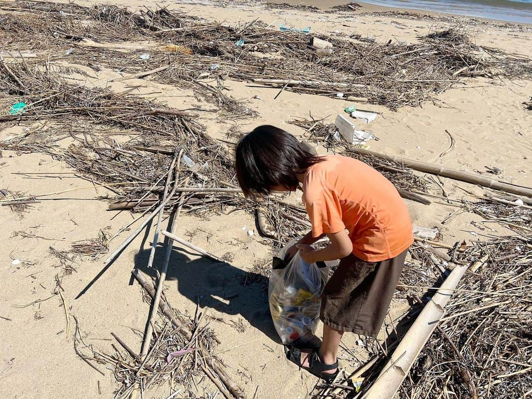 nonさんのインスタグラム写真 - (nonInstagram)「我が家の遅い夏休みで 三重にきています  今年も海へ  浮き輪、 子どもが川や海で使うと破れたりして今まで何個もゴミになってしまって でも、まだまだ浮き輪は使いそうなので、 ちょっと高いけど 厚くて丈夫なBPAとフタル酸が入っていないPVC製の浮き輪を購入  樹根の今年の水着とラッシュガードはセカンドハントでパタゴニアのものを  子どもたちが赤ちゃんの頃からいつも遊びにきている海、  大雨の後だったのもあったのか 今までに見たことのないくらい浜辺も海の中もゴミだらけ...  水面にはキラキラ光る細かなプラスチックもいっぱい...  「こんな海じゃ魚がかわいそう...」と樹根も早々に海からあがって意気消沈  それでも浜辺で砂遊びしたり 流木で作られたブランコしたり 拾えるだけのゴミを拾ったり  ゴミを拾っている間に 樹根は野球ボールをふたつも見つけたのが嬉しそうだったし  「楽しかった〜」と言っていたけど  悲しかった  でも 綺麗に整備されている場所やリゾートの海では 見なくてすむけど 隠されてるけど  この海が わたしたちの世界の今なのだから  それを感じることは 大切なこと  ちょうど おとといかな、 voicyで 生活クラブさんのコーナータイアップで クリーンアップの話をしていました📻 ストーリーズからとべます  「今年はまだクリーンアップできていないね」 とも友達とも話していたところだったし 藤野に帰ったらまた湖のクリーンアップしよう  そして ゴミを減らすことに もっと向き合っていかなくちゃいけないんだ、とあらためて思った  #エシカルな暮らし #エシカル #子どもと暮らす #生活クラブ #生活クラブの消費材 #生活クラブのある豊かなくらし  #voicy」8月27日 9時52分 - non19841120