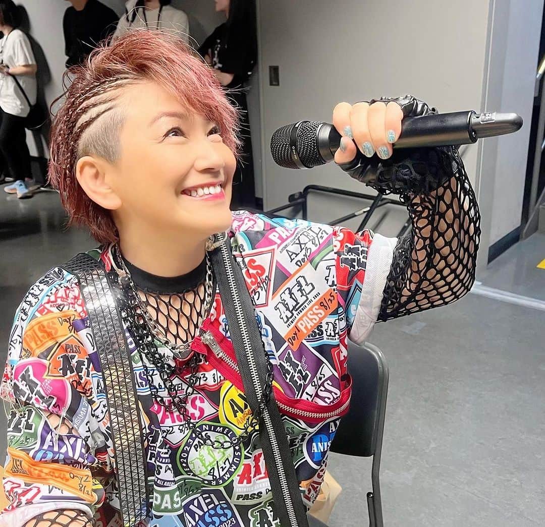 松本梨香のインスタグラム：「出演者みんなで最後に着たTシャツ♪♪♪ スタイリストさんが カスタマイズしてくれたの✨ 最高にアゲアゲ✨🌈🥰 #アニサマ2023」