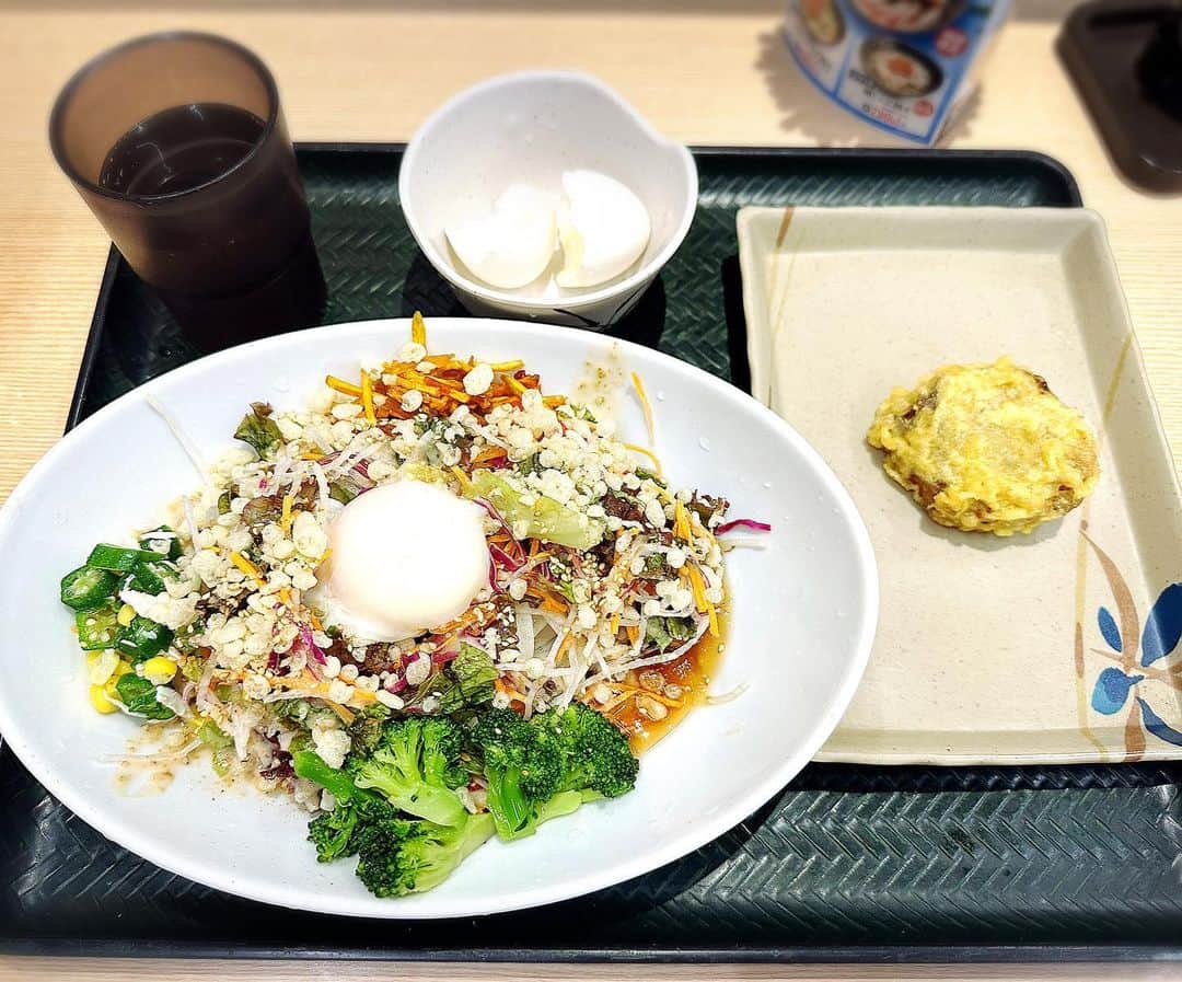 とぎもちさんのインスタグラム写真 - (とぎもちInstagram)「. 【日本 🇯🇵 일본】  はなまるうどんで 焼き芋天リベンジ。  この前間違えてなす天取っちゃったから 今回こそは焼き芋天🍠  これがめっちゃ美味しかった🍠💓  中トロトロ超甘い焼き芋！！ これまた食べる😍😍  #はなまるうどん #焼き芋天 #日本 #하나마루우동 #야끼이모텐 #일본 #우동 #とぎもちはなまるうどん #とぎもちうどん #とぎもち焼き芋天 #とぎもち天ぷら」8月27日 9時54分 - togistagram