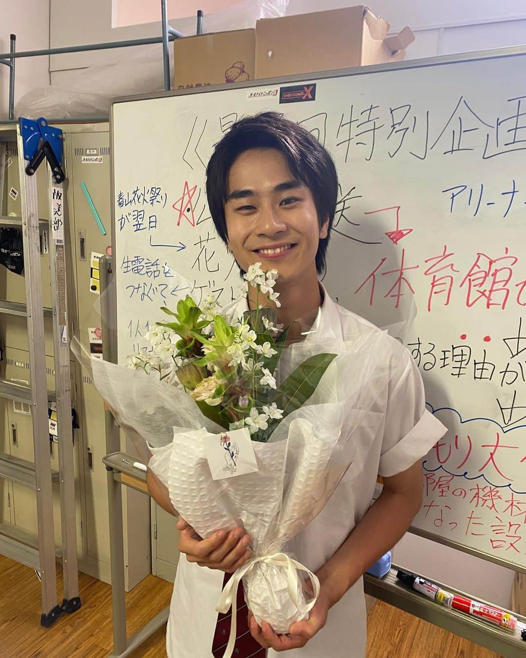 クライムファミリーさんのインスタグラム写真 - (クライムファミリーInstagram)「✿.*･クランクアップ💐  🎙大城健太 役：#前田旺志郎   カメラが回っていないところでも、とにかく元気いっぱいの前田さん！  #大城と旺志郎 #名前が似てるのは偶然です😳  ▼TVer📺 https://tver.jp/lp/series/srd6tp4kig  #フジテレビ #木戸大聖 #中田青渚 #米倉れいあ #新ドラマ #夏ドラマ #深夜ドラマ #ドラマ #ラジオ #ラジオのある暮らし #青春」8月27日 12時00分 - tue_action_fujitv