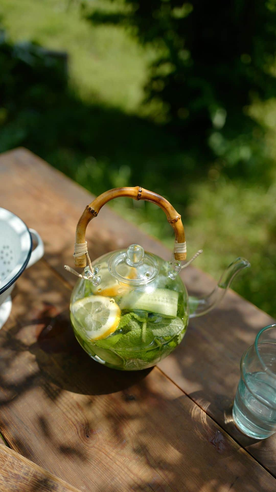 池田泉のインスタグラム：「🌿🍋☀️ My seasonal joys  #detoxwater  #summergarden」