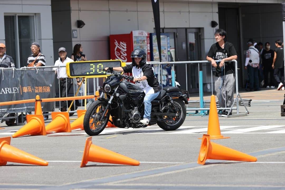 Harley-Davidson Japanさんのインスタグラム写真 - (Harley-Davidson JapanInstagram)「【BLUE SKY HEAVEN 2023】 2日目スタ―ト！ショッピングやグルメはもちろん、基準時間を狙って走る「バトルトラックス」や、免許がなくてもハーレーの疑似運転体験ができる「ジャンプスタート」、キッズエリアなど、まだまだ見どころ、楽しみどころが盛りだくさんです。会場内のフォトスポットでもたくさん写真を撮りましょう！  https://blueskyheaven.jp/  #HarleyDavidson #ハーレーダビッドソン #UnitedWeRide #ブルースカイヘブン #BLUESKYHEAVEN #ブルスカ #富士スピードウェイ」8月27日 10時11分 - harleydavidsonjapan