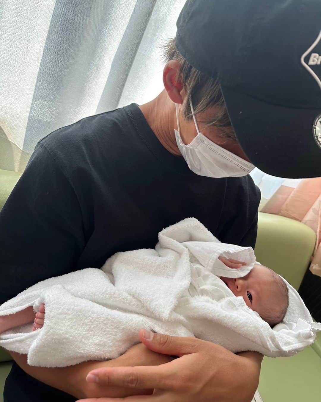 佐藤謙介のインスタグラム：「. 先日、佐藤家に新しい家族が加わりました。 第二子となる元気な女の子です。 おかげ様で母子共に健やかに過ごしており、親として幸せを噛み締めております。 今後とも佐藤家をよろしくお願い致します。  #家族 #女の子 #出産」