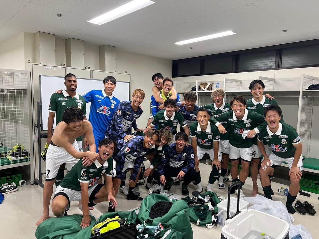 柏木陽介のインスタグラム：「三連勝。  雷には悩まされるけど、勝利の雷ででもあるな。  毎回言ってるけど、勝ててる時こそ慢心しない。  他のチームは関係ない。  自分たちがやり続けるのみ。  負けない力を身につけていきましょう。  #FC岐阜#三連勝#雷」