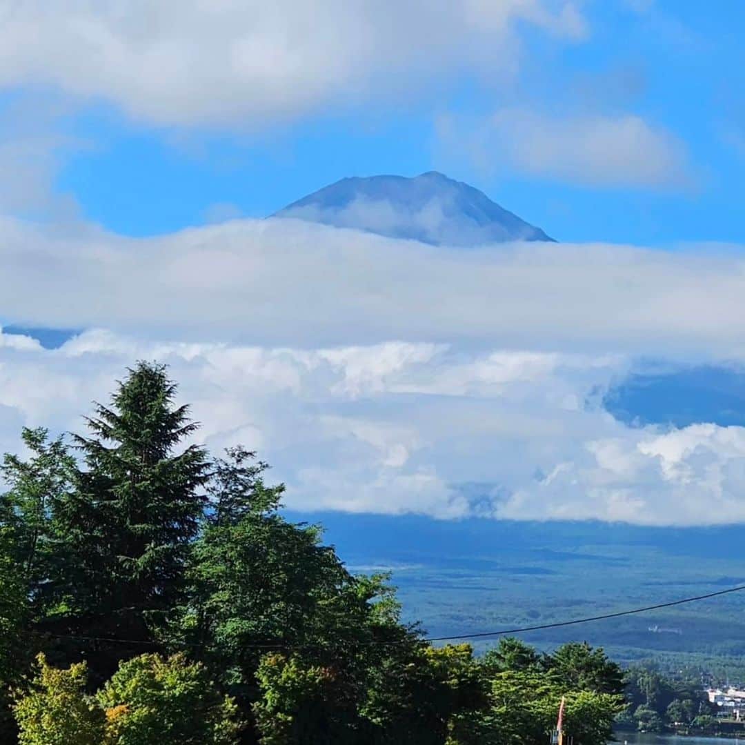 綾小路きみまろさんのインスタグラム写真 - (綾小路きみまろInstagram)「綾小路きみまろです。 昨日 #20230826 の #河口湖 #富士山 🗻 です。 秋っぽい空☁️になってきました。  前日の赤富士とは まったく異なる富士山に改めて驚きますね👀‼️  毎日色んな表情を見せてくれる富士山に感謝です♥️  #綾小路きみまろ」8月27日 10時14分 - ayanokojikimimaro_official