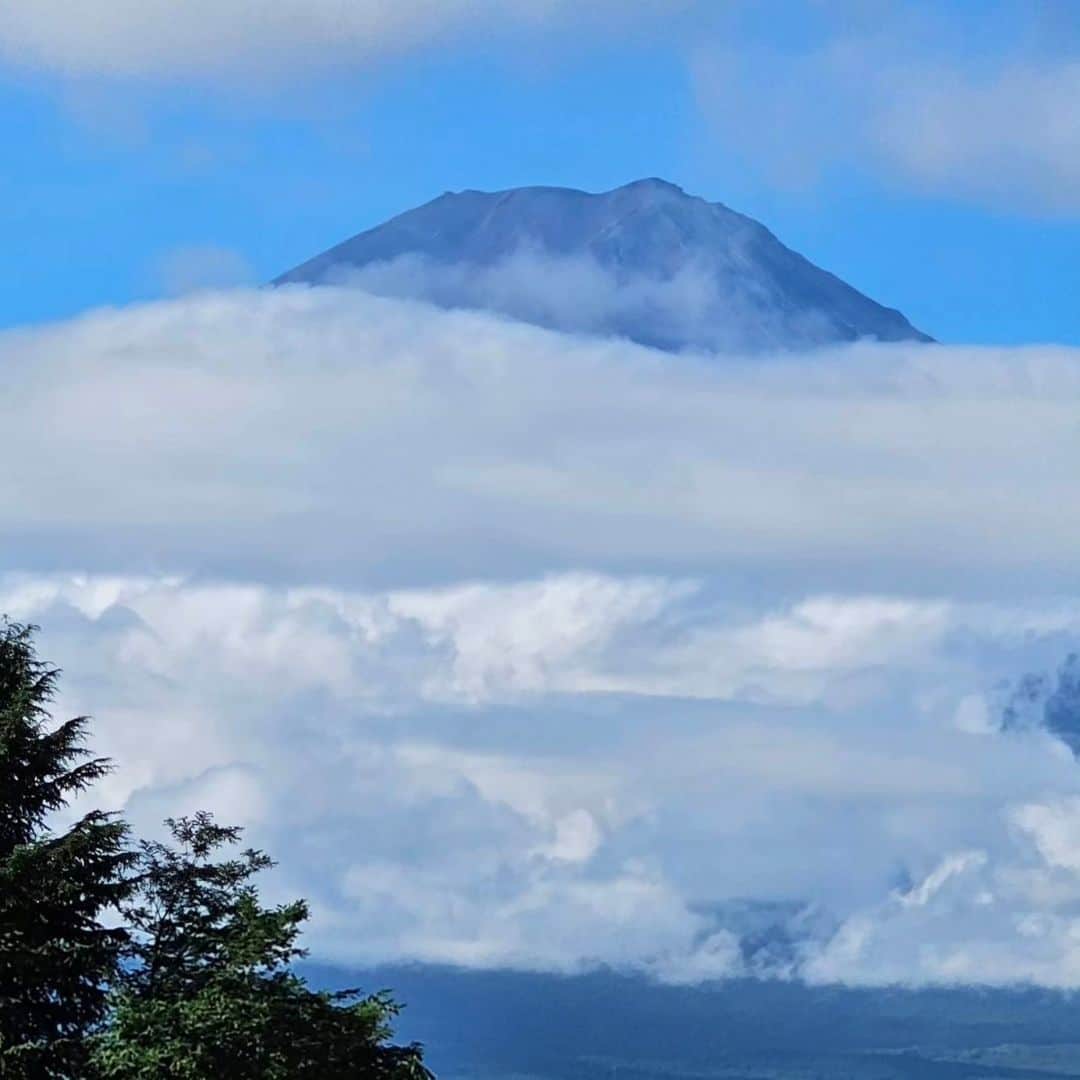 綾小路きみまろさんのインスタグラム写真 - (綾小路きみまろInstagram)「綾小路きみまろです。 昨日 #20230826 の #河口湖 #富士山 🗻 です。 秋っぽい空☁️になってきました。  前日の赤富士とは まったく異なる富士山に改めて驚きますね👀‼️  毎日色んな表情を見せてくれる富士山に感謝です♥️  #綾小路きみまろ」8月27日 10時14分 - ayanokojikimimaro_official