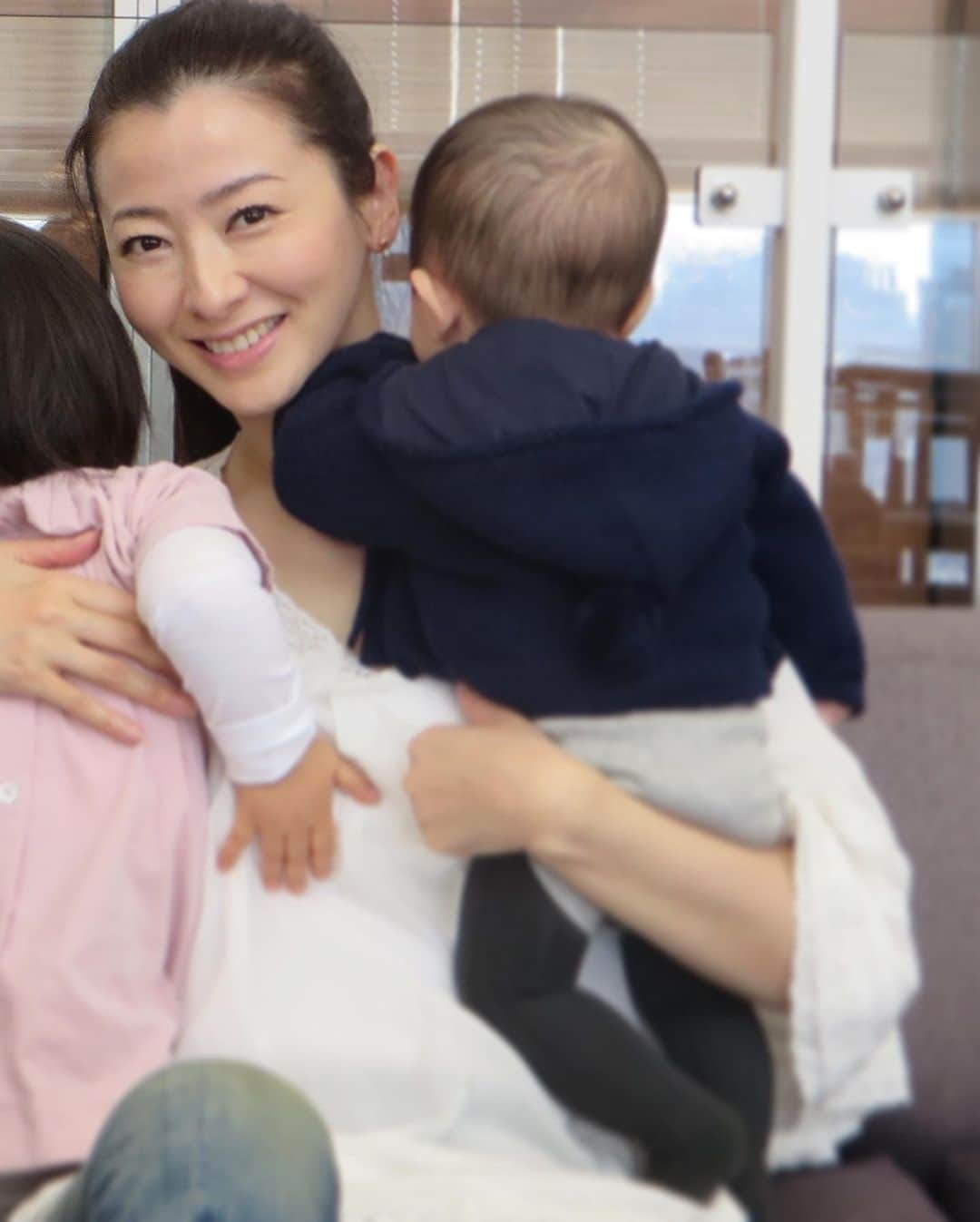 春香のインスタグラム：「この夏、息子が10歳の誕生日を迎えました🎂  写真のように片手で抱きかかえられるくらい小さかった息子は、今やもう抱っこも出来ないくらい大きくなりました。 赤ちゃんのころの存在全てで母親に頼ってくる抱っこの感じが懐かしいです。 そして、この写真の頃は私もまだ初々しいお母さんでした😉  節目でもある10歳の誕生日は感慨深いものがあります。 この10年間、母親になってからは12年、仕事に子育てにと頭も身体もフル回転し過ぎて、良い事も大変な事も、不思議なもので忘れちゃうくらい様々な事がありました。  一日一日を大切に、これからも日々成長する姿を見守って行きたいと思います。  子育てを通じて多くの方に出会い、交流を通じて親子共に関係性を育んできました。家庭だけでなく、社会を通じて子ども達を見守って頂きながらの子育ては本当に有難いと感じています。  まだまだ子育ては続きます。 楽しい事、大変な事、喜怒哀楽に泣き笑いも追加するような日々、ジェットコースターみたいな気持ちの振り幅ですが、私はそこにある感情を大切に、子どもの成長を見守っていきたいと思います。  息子、今年はチョコレートケーキがいいんだって😙 ベリー🍓とまろやかなチョコレートクリームの組み合わせは絶品ですよね😋 10歳の記念に頂いたこのチョコレートケーキの味は人生の幸せな思い出に💛  #春香#モデル#子育て#子育てママ #息子の成長 #happybirthday #birthdaycake #birthdayboy🎉 #10歳#tenyearsoldboy #子育てあるある #子育て中 #子育て日記 #子育てママさんと繋がりたい #子育てと仕事の両立 #子育てと仕事の両立 #2人育児 #2人子どもママ #40代子育てママ #40代子育て中 #haruka#古い写真シリーズ #子育て写真 #子育て奮闘中」