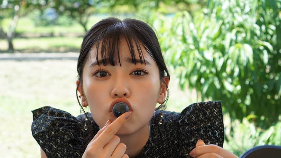 坂井仁香のインスタグラム：「ぁむ  #とき宣#坂井仁香#ひとちゃん#超とき宣#超ときめき宣伝部#idol#私服#コーデ#タンクトップ#ロングヘア#巻き髪#ぶどう狩り＃ぶどう#葡萄畑#フルーツ狩り」
