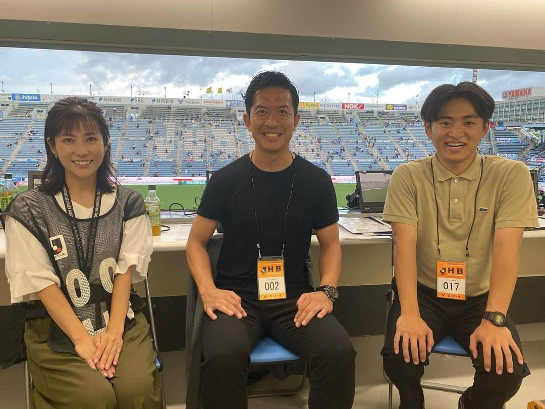 太田吉彰のインスタグラム：「J2第32節 ジュビロ磐田vsジェフユナイテッド千葉　 の試合解説🎙️を担当させていただきました❗️  実況: @shinjo_kenta1221  リポーター　@tomoko_shigenaga   ありがとうございました😊  #ヤマハスタジアム #ジュビロ磐田 #ジェフユナイテッド千葉 #解説　#DAZN #新城健太　さん #重長智子　さん #太田吉彰」