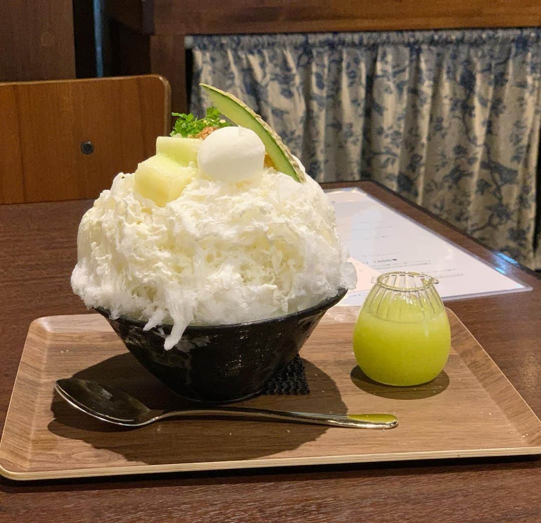 原田麻子のインスタグラム：「マスカルメロン  リピート。  メロンめちゃくちゃ熟してて甘くて美味しいし マスカルもミルクミルクしてなくてちゃんとマスカル(？)してて美味しいの  #かき氷#かき氷🍧#おやつ#ごはん#sweets#shaveice#神奈川かき氷」