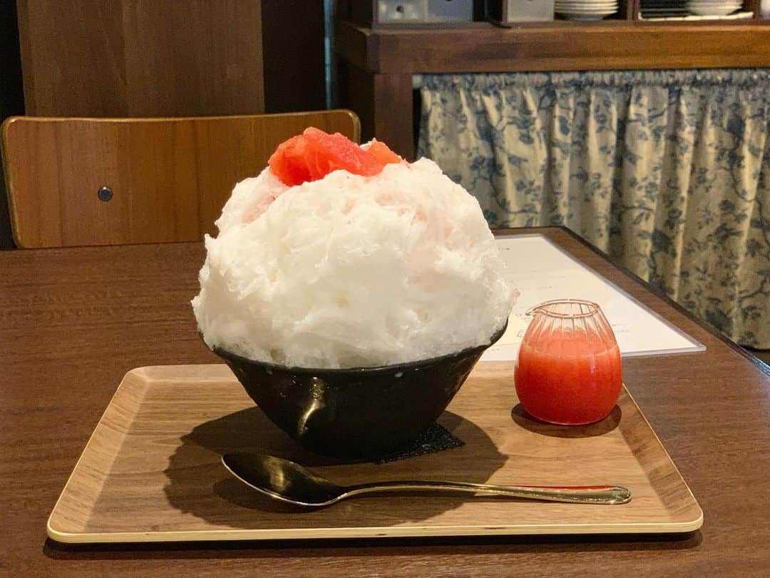 原田麻子のインスタグラム：「すいか杏仁  きまぐれ氷。夜営業のときしか ないと思ってたから嬉しい！ 白熊のあと、調子に乗ってここで4杯…これからおっきいの2杯食べるのに…あとのこと考えないw  優しい杏仁ミルクにシャキッとすいか果肉。すいかシロップは別添えで少しずつかけながら。  いつも氷が繊細でめちゃくちゃ軽い。  すいすいはいる。  #かき氷#かき氷🍧#おやつ#ごはん#sweets#shaveice#神奈川かき氷」