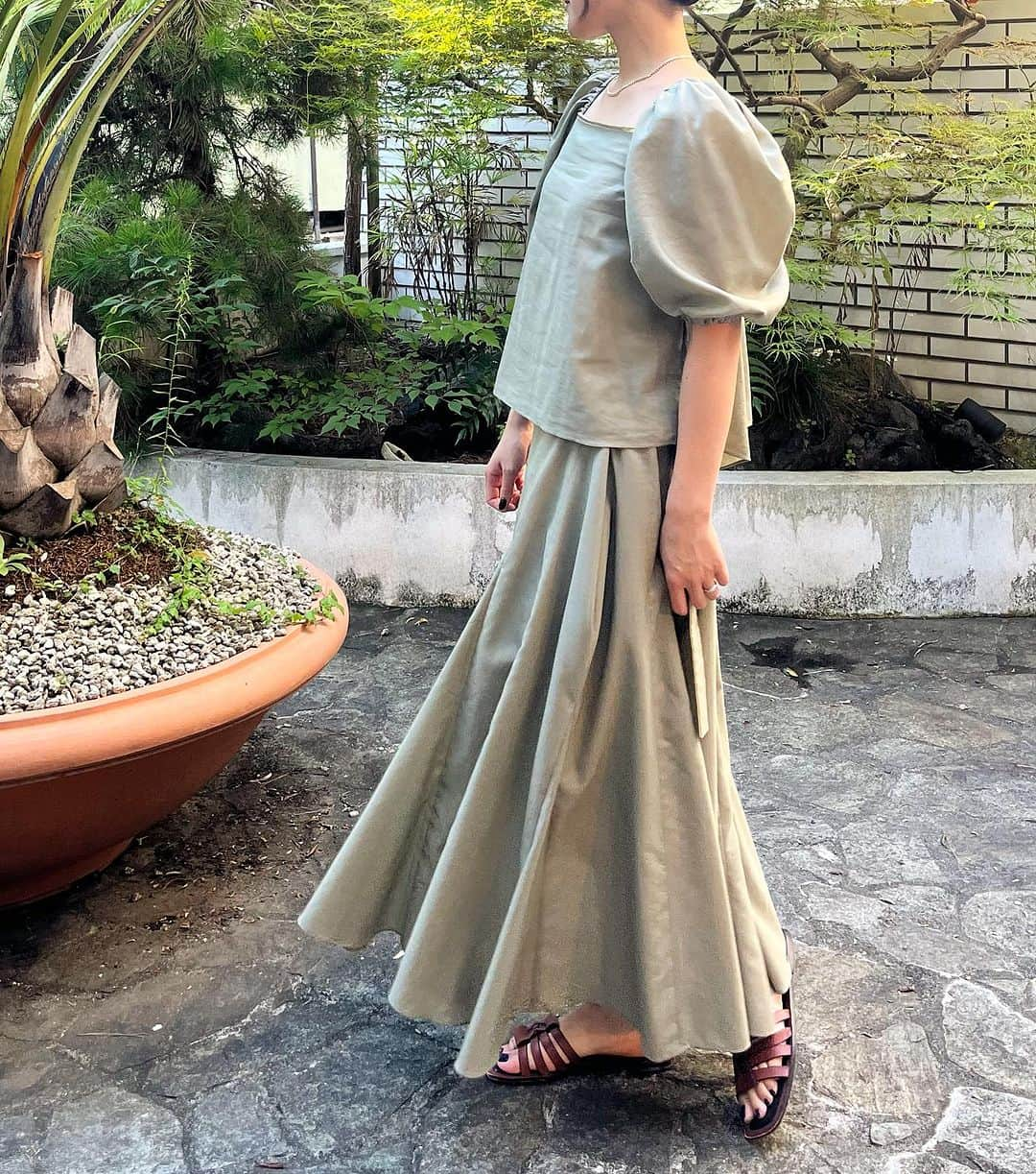 丸山敬太さんのインスタグラム写真 - (丸山敬太Instagram)「【 recommend item 】🌿 .  ✔️ Linen Loan ブラウス ¥49,500 (intax)  ✔️ Linen Loan スカート ¥85,800 (intax)  夏の肌に快適な、シャリ感のある綿麻ローン地を使ったLinen Loanシリーズ。  バックスタイルのリボンがポイントのブラウス、裾にかけてボリュームの広がったスカートが、夏のエレガントスタイルにぴったり🌿  ー 📞 お問合せ先 🛒　ー  【丸山邸 MAISON de MARUYAMA 】 〒107-0062 東京都港区南⻘山4-25-10 TEL: 03- 3406-1935 MAIL: info-store@keitamaruyama.com 　　 【 KEITAMARUYAMA 阪急うめだ本店 】 〒530-8350 大阪府大阪市北区角田町8番7号 TEL: 06-6313-0605 （直通）  【MAISON de MARUYAMA 神戸別邸 】 〒651-8511 神戸市中央区小野柄通8-1-8 🏬　　神戸阪急　新館3F （神戸国際会館側上りエスカレーターの目の前です） TEL：078-200-7317（直通）  #keitamaruyama #ケイタマルヤマ  #丸山邸 #阪急うめだ本店 #神戸阪急  #2023年春夏 #island #2023ss  #新作 #リネンローン #セットアップ #大人 #エレガント」8月27日 10時27分 - keitamaruyama_official