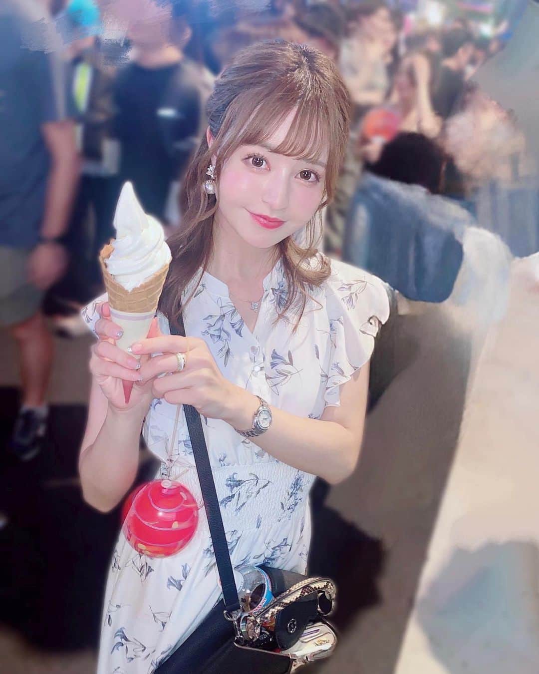 一ノ瀬まりなのインスタグラム：「🍦💓🍦💓🍦  生乳ソフト美味しかった😋 基本的に食べてた🍖  金魚は2匹とれたよ🐟🐟 ヨーヨーは取れたと思った瞬間すぐに落ちました🪀笑  リフレッシュできた日💓✨ #麻布十番納涼祭」