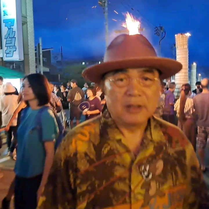 綾小路きみまろのインスタグラム：「綾小路きみまろです。 昨晩、吉田の火祭り（鎮火祭）🔥に、 初めて行ってきました‼️  吉田の火祭りは、北口本宮冨士浅間神社と諏訪神社の両社のお祭りで、毎年8月26日、27日に行われます。450年以上の歴史を持ち、日本3奇祭、日本10大火祭りにも数えられる富士吉田を代表するお祭りとのことです(fujiyoshida.net より引用させていただきました)。  スゴかった⤴️⤴️ なかなか近くに住んでいても行ってみる機会がなかったのですが、素晴らしいお祭りでビックリ👀‼️しまして大感動しました❗  詳しくは、きみまろYouTubeのVLOGでお見せしますね。  #綾小路きみまろ #河口湖 #吉田の火祭り #20230826」