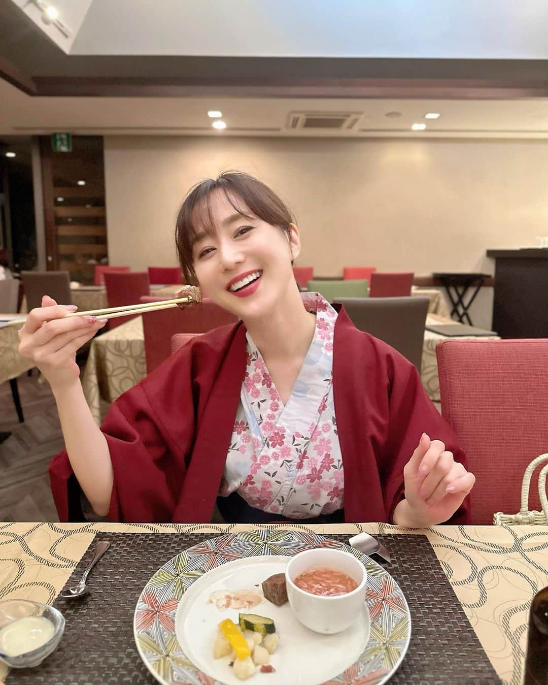村上麻衣のインスタグラム：「もうとりあえず 楽しいことは写真から伝わるかなと😋  温泉入って おしゃべりしながらご飯食べて 伊豆の地ビール飲んで♨️  旅に出ると、  「なんかわたしちょっと悩んだりしてたけど、大丈夫。幸せだね⤴︎」  という気持ちになります。  だから最近は、色々とお出かけしたいブームです☀️  .  ちなみに昨日はまた山梨へ🍐笑 また投稿します。  #熱海#旅行 #温泉旅行 #温泉女子 #atami #onsen #japan」