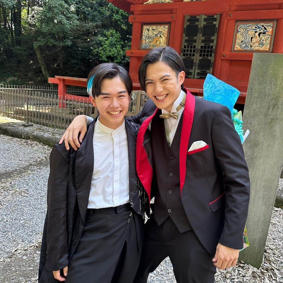 鈴木福さんのインスタグラム写真 - (鈴木福Instagram)「これまで仮面ライダーギーツを、ジーンを応援してくださり、ありがとうございました！  本当に楽しかったし幸せだったな〜 仮面ライダーって最高だなって、改めて思えました！！  たくさんの感動、学び、幸せがありました。 夢を叶えられたこと。 諦めずに願い続ければ叶う。今の僕は自信を持って言えます。 僕にとって仮面ライダーになることは、幼稚園の頃からの夢で、小学校の頃から、たくさんの番組で仮面ライダーの話をさせてもらってきました。 しかし、小学校高学年から中学生になった頃、その夢を人に話すことは、とても怖くて苦しいことでした。なれるかわからない、なりたいと言ってたのになれなかったらどうしよう。そんな時もありました。 でも、高校生になるタイミングで、夢から目標になり、仮面ライダーになるためにどんなことでも頑張ろう！と、ドラマや映画はもちろん、バラエティも、YouTubeも、なんでも全力でやると決め、なりたいと言い続け、全力で前進していたら夢は叶いました！  今、夢や目標を持ってるけど、口に出すのが怖い人、今向かっている方向が正しいか不安な人、たくさんいると思います。でも、本気な人のことはきっと誰かが見てくれていて、手を差し伸べてくれます。 僕の夢は、僕の力だけで叶えたわけじゃありません。たくさんの人が関わってくれています。 デザグラで英寿をサポートしていたジーンのように！ みんなそれぞれに、自分の周りに、人生のサポーターがいるはずです！そんなサポーターに感謝しながら、全力で進めば、良い方向にいくはずです！  他にも、同じ役を長い期間演じること、変身シーン、アクションシーン。簡ちゃんの主演としての一生懸命な姿や、同世代のみんなとの芝居、監督たちのやさしさなど、もらった学びは数えきれません。  たくさんのオーディエンス、ファンのみなさんが、応援してくれてるのを感じたし、実際イベントで会った時に、たくさん手を振ってくれてうれしかったです。感動でした！ 小さい子の「ジーン！！」っていう声に、小さな頃の僕が憧れていたように、ちゃんと仮面ライダーになれてるのかな？って嬉しくなります。 まだまだファイナルステージもあるので、たくさんの声を待ってます！！  願うことの大切さ、願い続けることの大切さを改めて再確認できて、それをみなさんにも感じてもらえる役割を果たせたかな、と思います！ 夢は叶うと証明できたこと、「一生懸命、ずっとなりたいと思いながら本当に頑張り続ければ、君も仮面ライダーになれるよ！僕もなれたから！」と自信を持って言えることは、僕の人生においての誇りです。  仮面ライダーギーツという作品で夢を叶えられたこと、キャスト、スタッフのみなさんに出会えたこと、本当に幸せです。  そして、これからは英寿だけでなく、簡秀吉のサポーターとして、なにかあったらサポートできるように、準備しておきたいと思います！！！ 簡ちゃん！これからもよろしくね！！！  仮面ライダーギーツを本当に応援してくださり、ありがとうございました！  #仮面ライダーギーツ #簡秀吉 #ジーン #鈴木福」8月27日 10時37分 - s_fuku_te