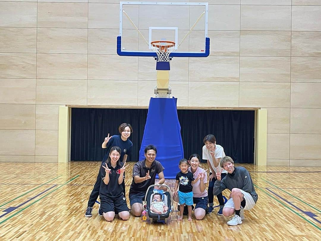林咲希のインスタグラム：「家族時間⏳✨ 帰省しても結局バスケばっかになる🏀笑 けどみんな付き添ってくれるバスケ一家。 　　　　　　　　　　　　　　　　　　　　  少ない時間の中だからこそ たくさん写真撮って思い出に残しておこう📸 　　　　　　　　　　　　　　　　　　　　　 みんなありがとう😊 　　　　　　　　　　　　　　　　　　　　　 糸島に素敵なカフェがたくさんできてて お姉ちゃん達に連れてってもらうのが日課です😊 今回行ったところも素敵だったなぁ @vines_chef  #糸島 　　　　　　　　　　　　　　　　　　　　　 さぁここからまた頑張ろう！！ クリニックでもたくさんの子供達が 頑張ってくださいって言ってくれて パワーもらいました！」