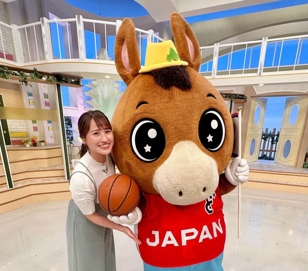 福永裕梨のインスタグラム：「どさんこくん×onちゃん❤️‍🔥  禁断のコラボが実現です😳！！  バスケットボールワールドカップを STVとHTBが力を合わせて盛り上げます☺️  金曜日のイチモニ！スタジオには STVマスコットキャラクターのどさんこくんが 来てくれました🐴🫶  実は……どこにも言ったことなかったんですけど🙊 高校時代の修学旅行先が北海道で どさんこワイド179の札幌駅前の中継で インタビューしてもらったことがあるので どさんこくんとの共演は2回目でした🤣🤣 どさんこくん！お久しぶりです🥹笑  さて、HTBでは今日の夜9時〜 日本🇯🇵×フィンランド🇫🇮の一戦を生中継です🏀 ぜひテレビの前で応援してください❤️‍🔥 ⠀  #どさんこくん #onちゃん #マスコットキャラクター #STV #HTB #バスケットボール #バスケ #バスケットボールワールドカップ #バスケw杯  #アナウンサーの福永×どさんこくん #福永違い😀 #ちなみに先輩の福永俊介アナには #まだお会いしたことがありません🥹🥹 #ぜひいつかご挨拶を… #福永裕梨 #イチモニ！ #アナウンサー」