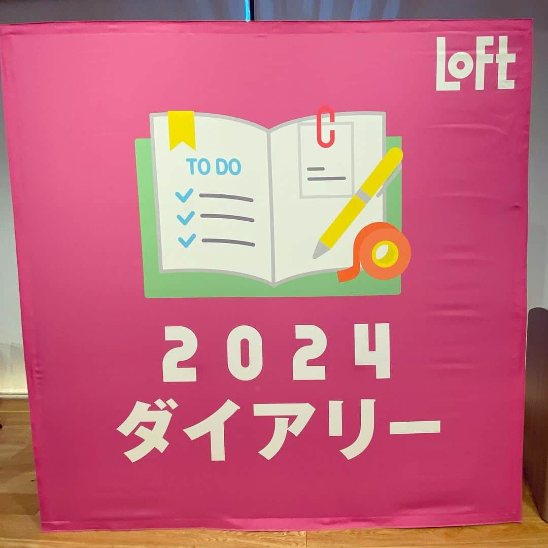 今西千登瀬さんのインスタグラム写真 - (今西千登瀬Instagram)「【#不動産屋いまちゃんのイベントレポ　】手帳って1年を有効に活動するのにも、 重要なアイテム♡  スケジュール管理は、 もちろんのこと To do リストや目標管理など "今の自分に必要な物事を整理整頓"したり、 "これからの自分に ついて考える" ためなど、自己実現に とっても重要なツール♡ #自己実現   書くことによって 自分の目標も 明確になるから、 手帳は手放せない♡ #目標の明確化   だからこそ 自分の目的に合った手帳が、 欲しいよね♡  9/2(土)より全国のロフトと ロフトネットストアにて 「文房具の会 デコレーションパーティー2023」 の開催に先駆けて 8月26日に行われた ロフト「ダイアリー＆ デコ プレス・関係者向け展示会」 にご招待頂き行って来たよ♡  会場には、2024年度版ダイアリーや ダイアリーをもっと楽しくする文房具達が ずらりと勢揃い♡  見ているだけで、文房具って テンション上がるよね♡  ロフトオリジナルのダイアリーや、 ロフト先行発売のダイアリーも♡ 気になった手帳を紹介するね♡  NOLTYロフト限定ダイアリーは、 レイアウトの自由度が高く 書きやすい"メモ優先型"や、 手帳を開く度に華やかな気分に なれるローラアシュレイとの コラボ手帳も♡ #NOLTY #ノルティ @nolty_official   手帳は、 『叶えたいアクション』で 夢を叶えるツールに♡ やりたいことを見つける 『私らしさノート』 ブレない自分になるための 『私らしさ手帳』 ママでもなりたい自分をあきめない 『ワーキングマザー手帳』 #YSTYLE #ワイスタイル  いつでも気軽に毎日を記録♡ 小さなバッグにも入るから 持ち運びがしやすい 『LACONIC®️B7c ポケットログ・ダイアリー』 食事記録も出来るからダイエットや 健康管理そして、目標達成まで の管理まで出来ちゃう♡ ライフログで、目的を持った 毎日を過ごすことが、出来るよね♡ #LACONIC #ラコニック @laconic_tokyo  日本の四季を楽しむ 『暦（こよみ）』を楽しむ ライフスタイルを♡ 人生を前向きにしてくれる 縁起のいい日にフォーカスした 手帳で、あなたのアクションを 後押し♡ #暦生活 @koyomiseikatsu   コンセプトが気にいった♡ 1年を晴れにする手帳 SUNNY（サニー） センスを感じるカラーリングも 気分が上がるよね♡ #sunny手帳 @sunny_schedulebook   気分を上げてくれる 可愛いデザインや、 キャラクターの手帳も たくさんあったよ♡ #ポールアンドジョー   私がずっと愛用中の スヌーピーの手帳も♡ #スヌーピー   可愛い手帳がいっぱいで、 来年の手帳迷っちゃうね♡  ロフトの店舗で、 じっくり品定めしながら 手帳を選ぶのも楽しいよね♡  【文房具の会 デコレーションパーティー2023】 開催概要 ■期間：2023年9月2日(土)～11月2日(木) ■展開場所：全国のロフト、ロフトネットストア #デコレーションパーティー  文具のレポートは、 別ポストで紹介するね♡ #文房具  @loft_bungu @loft_official  #ロフト展示会  #2024ダイアリー  #ロフトのデコパ  #pr」8月27日 10時45分 - chitoseimanishi