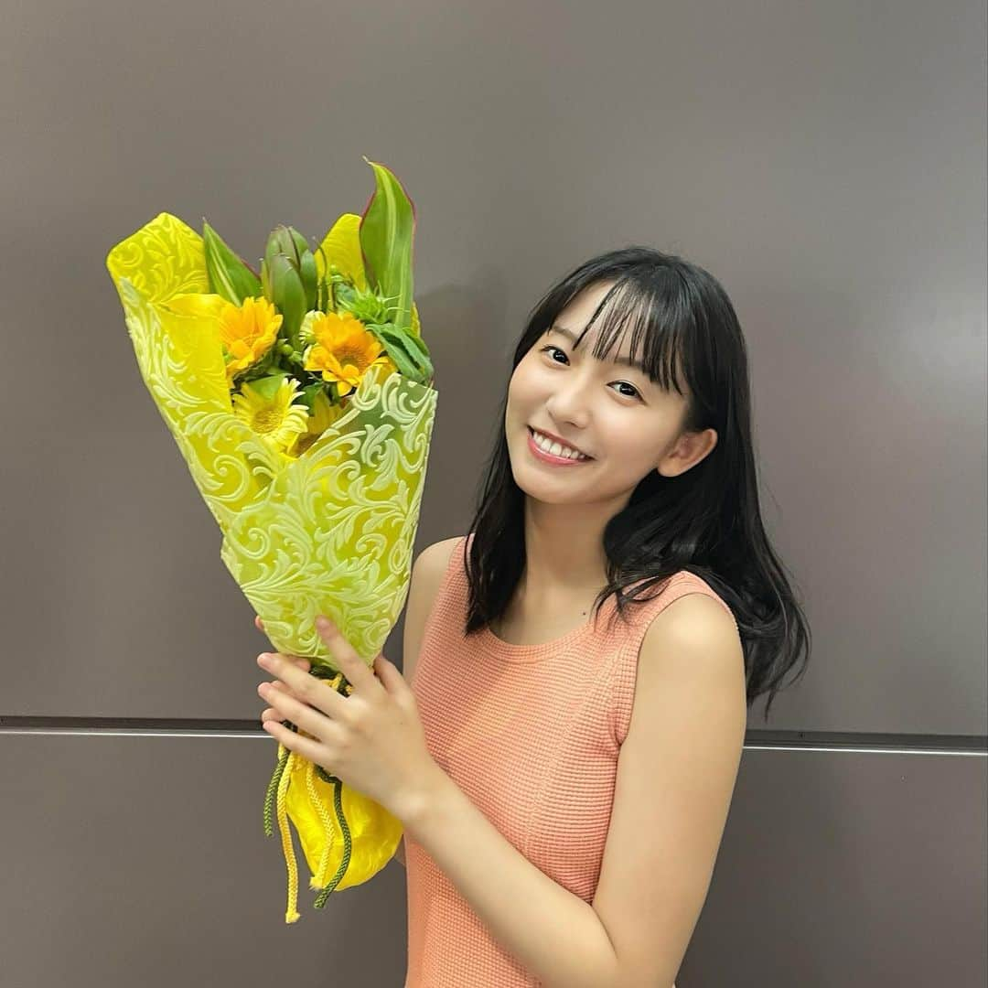 志田音々さんのインスタグラム写真 - (志田音々Instagram)「🦊💐 仮面ライダーギーツ最終回、ご視聴ありがとうございました☺️  オールアップ致しました。  終わりが来ると分かっていても、 撮影の終了を実感すると とても寂しくなりました。 でも最後まで明るく元気な 沙羅ちゃんでいよう！と。 心残りは皆んなのオールアップに 行けなかったこと。 見届けたかった😭  この1年間あっという間でした。 だけど写真を見返すと懐かしくて。 皆様から見てちゃんと 景和のお姉ちゃん出来てたかな💭 それとそれと！ 変身できたの凄く嬉しかったなぁ！ 仮面ライダーハクビ✨ 東映撮影所やロケ地での撮影、 初めて挑戦するお芝居の数々、 サラミちゃん、 スピンオフ作品の出演、 英雄祭、ゴールデンナイト。 どれも楽しく嬉しかったです✨✨✨  この1年間、 キャストの皆、 そしてスタッフの皆様、 撮影に携わってくださった全ての皆様、 応援してくださった皆様に 出会えたこと 一緒にお仕事できたこと 感謝しております。 ありがとうございます😌  ここでの思い出や経験、学びは私の宝物です🍀  桜井沙羅として生きられたこと、 本当に嬉しく思います✨  ありがとうございました！！ 沙羅姉ちゃんでした😊💓」8月27日 10時52分 - shida_nene0715