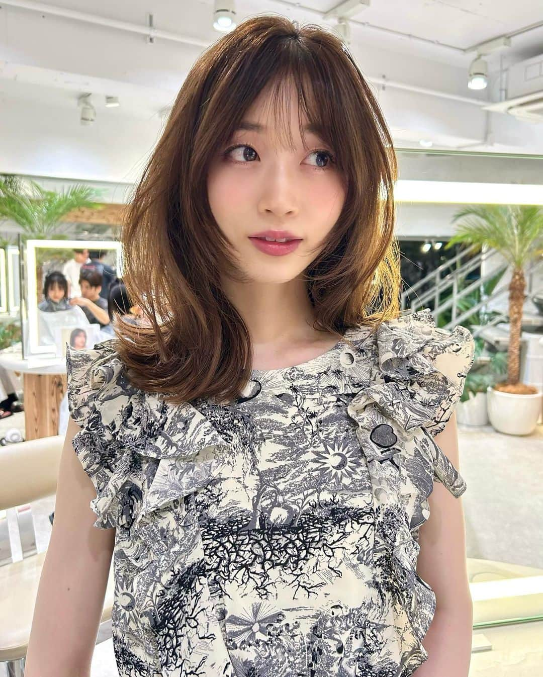 牧野結美のインスタグラム：「前髪復活〜🍰🤍  先日、ストーリーズで質問させていただいた際に 「前髪あり派」のお声が圧倒的に多かったので 前髪を復活させました🐻‍❄️🫧  今回も @eri_makehair さんに 完璧に整えていただきました☺️🫶🏻🍨  最高のトリートメントもしていただいて 髪が潤ってサラサラ〜に🪞✨  ありがとうございました🧁♡  #グレージュカラー #ロブ #くびれヘア #ブリーチなしカラー #透明感ヘア #鎖骨ミディアム #鎖骨ミディ #鎖骨ボブ #鎖骨ロブ #表参道美容室 #表参道美容院 #大人ヘア #大人女子ヘア」