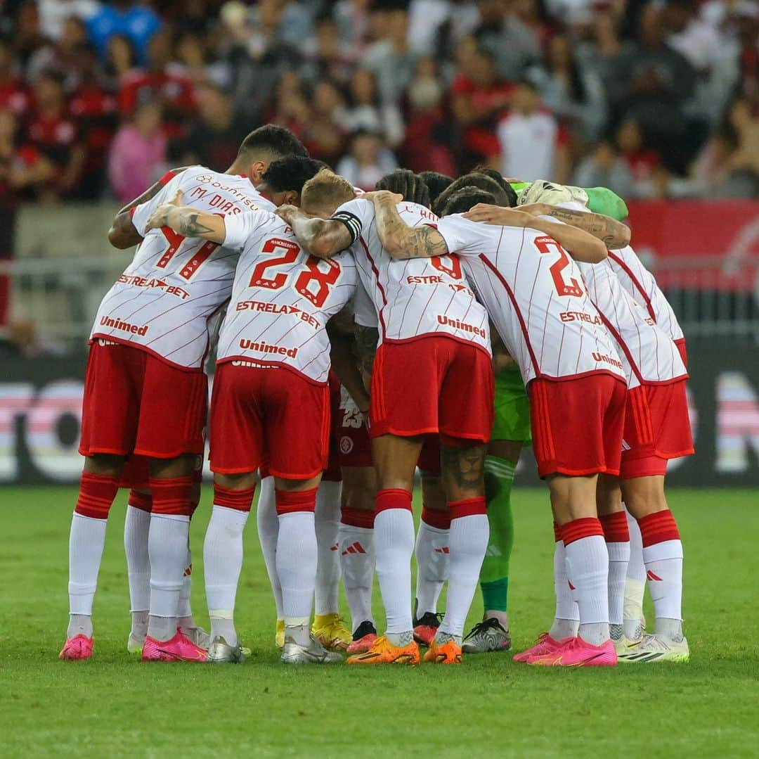 ウーゴ・マジョさんのインスタグラム写真 - (ウーゴ・マジョInstagram)「Grande esforço de todos em um campo difícil! Ja pensando no jogo de terça em nossa casa!🇦🇹  📸 @r_duarte75」8月27日 10時55分 - hugomallo