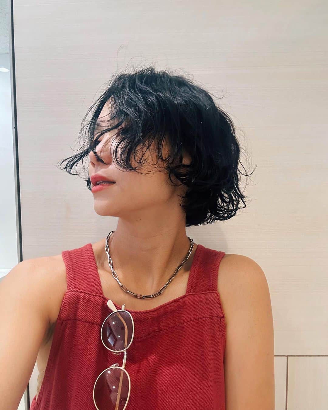 忍舞のインスタグラム：「夏休みおわり 帰宅しましたーー 次の日から撮影✨  夏休み中に髪の毛のびた？って言われたー 海って髪の毛伸びるのかなw  巻けるくらいになったのね。  #しのぶんコーデ #ボブヘアー #ボブアレンジ」