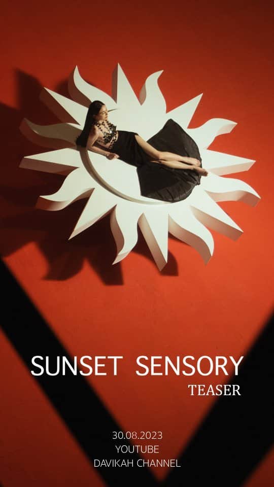 マイ・ダーウィカーのインスタグラム：「Teaser MV Sunset Sensory - Davikah   ชม Music Video พร้อมกัน วันที่ 30 สิงหาคมนี้  Producer : Phum Viphurit  #SUNSETSENSORY #Davikah」
