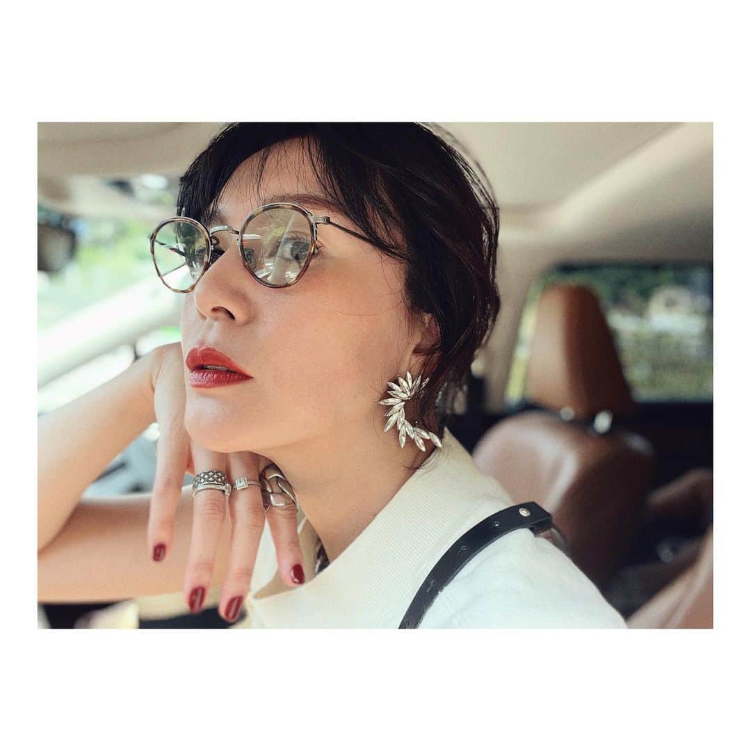 知花くららのインスタグラム：「昨日は生放送が終わって、大阪から戻ったそのあしで  設計のことで相談があったのでとあるショップへ立ち寄り  海辺へ帰ってきました。  今朝は朝5時に起きてハイテンションな娘。 わんわんを探しに行こうー！ と出てきたのに  後部座席で爆睡w お昼寝には早いんだけどなー どうするのよー 午後の体力持つかしらー（←私の）  というわけで駐車場待ち  全国のお母さまがた、体力勝負の夏休み 乗り切ってまいりましょうねー」