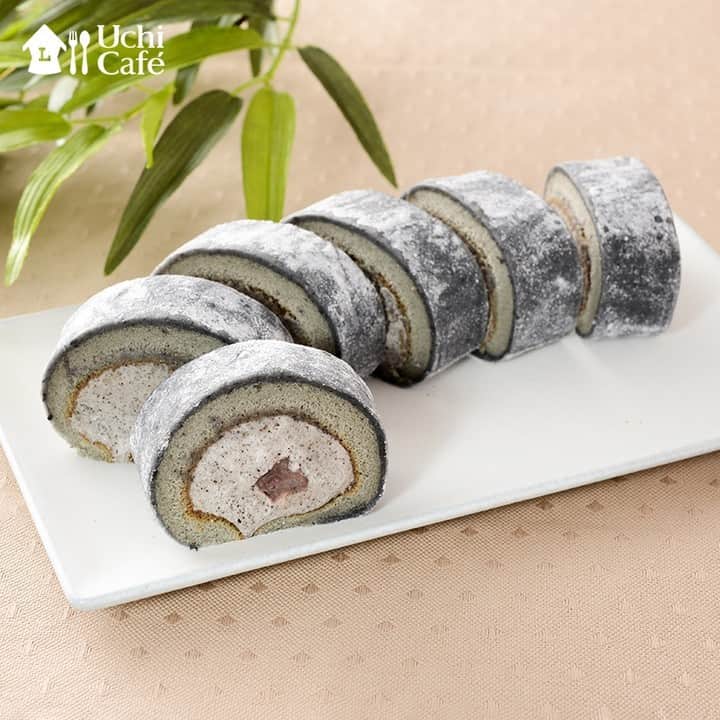 ローソン のインスタグラム：「「お餅で巻いたもち食感ロール(ごま＆あんこ)」が発売中♪ ごまの香りが口いっぱいにひろがっておいしいです(^^) . 「お餅で巻いたもち食感ロール(ごま＆あんこ)」 . #ローソン #ウチカフェ #LAWSON #ウチカフェスイーツ #もち食感ロール #あんこ #コンビニスイーツ #今日のおやつ #おやつタイム #おやつの時間 #sweets #instasweet #sweetsgram #dessert #dessertgram #instadessert #japanesefood #instagood #foodstagram #foodpics」