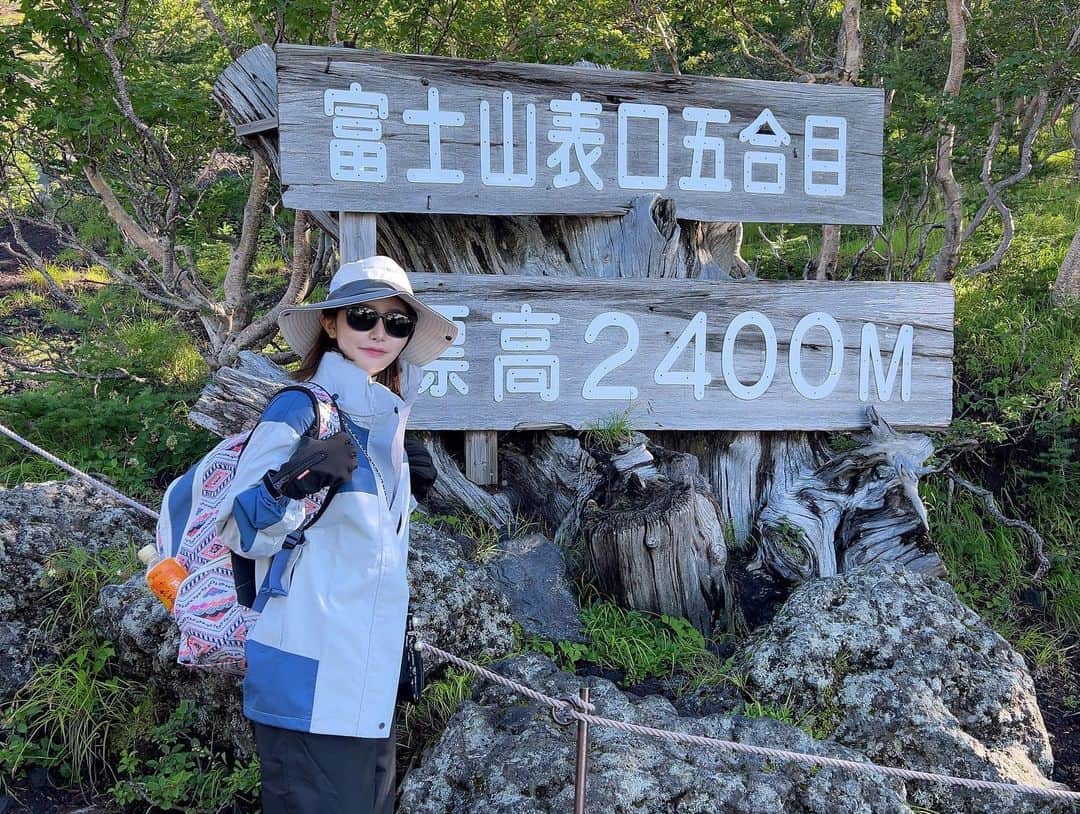 百永さりなのインスタグラム：「.  2023/08/21 🗻富士山  親友に誘われて富士山を 登ることに決めました！ 初登山が富士山になるとは、、、  私達は 『富士宮ルート』 で 登山致しました👣⸒⸒ . #富士山 #登山 #初登山」