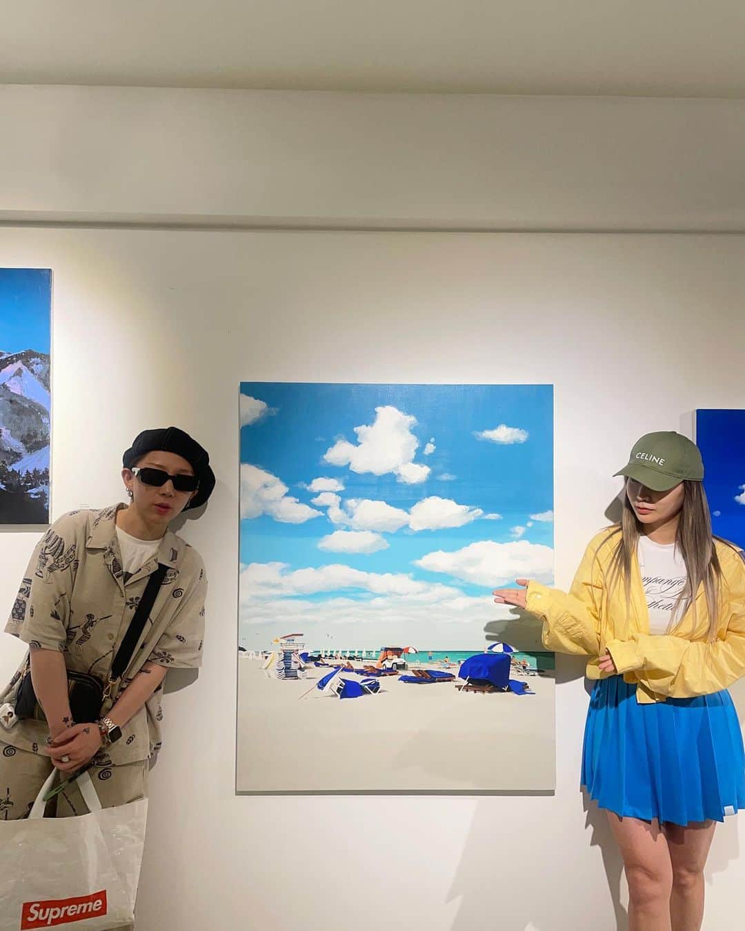 ジェアのインスタグラム：「미나권 멋졍! 💙 ESCAPE  MINA KEON X LILY SON  릴리손 작가님도 🤍 작품설명 너무 감사했어요!!」