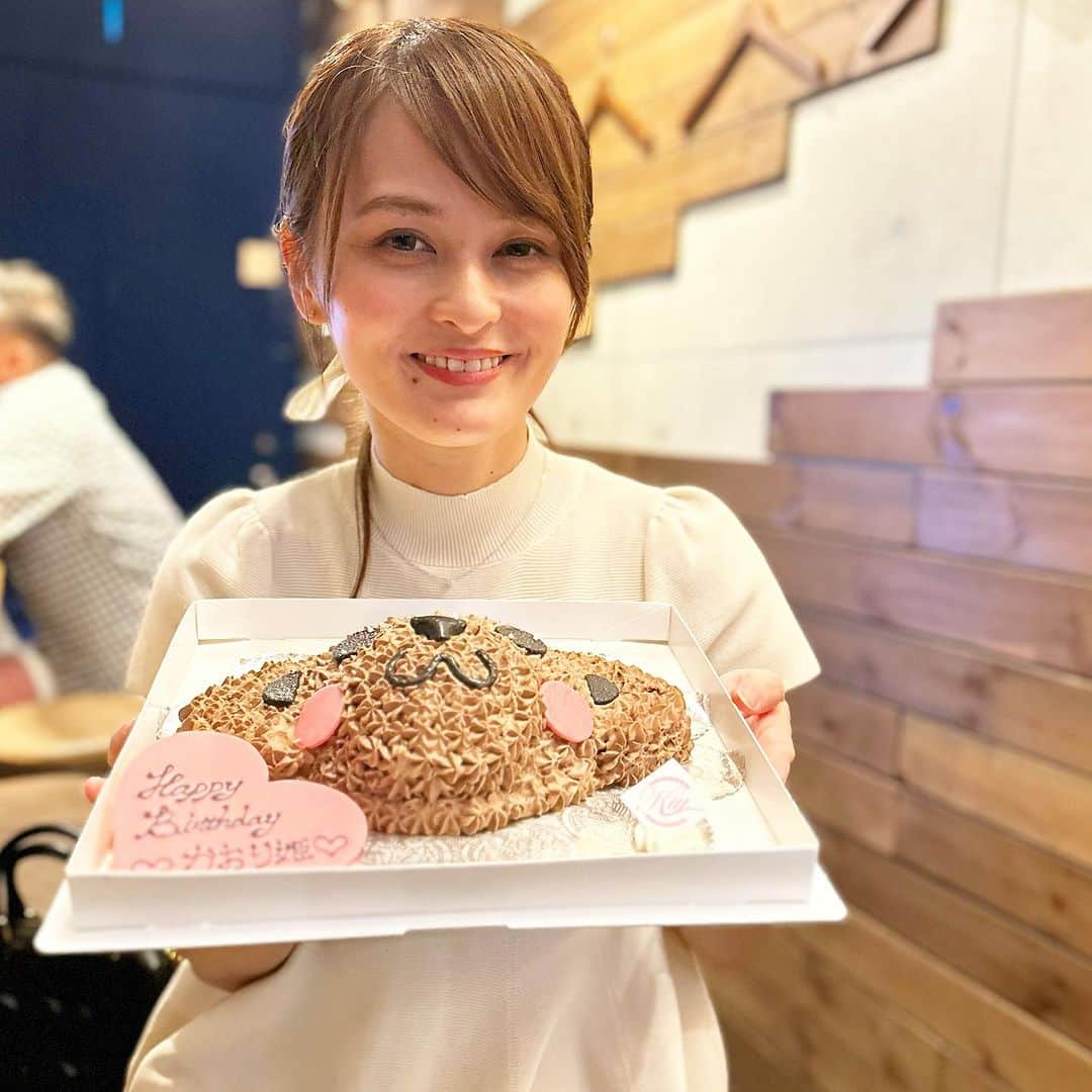 奥山夏織のインスタグラム：「またひとつ歳を重ねました😘❤️ 今年は本をたくさん読んで知識を活かして更に成長する年にします❣️ カウントダウンはスーパーバーで🎵ありがとう😊✨ ・・・ #お誕生日 #サプライズ」