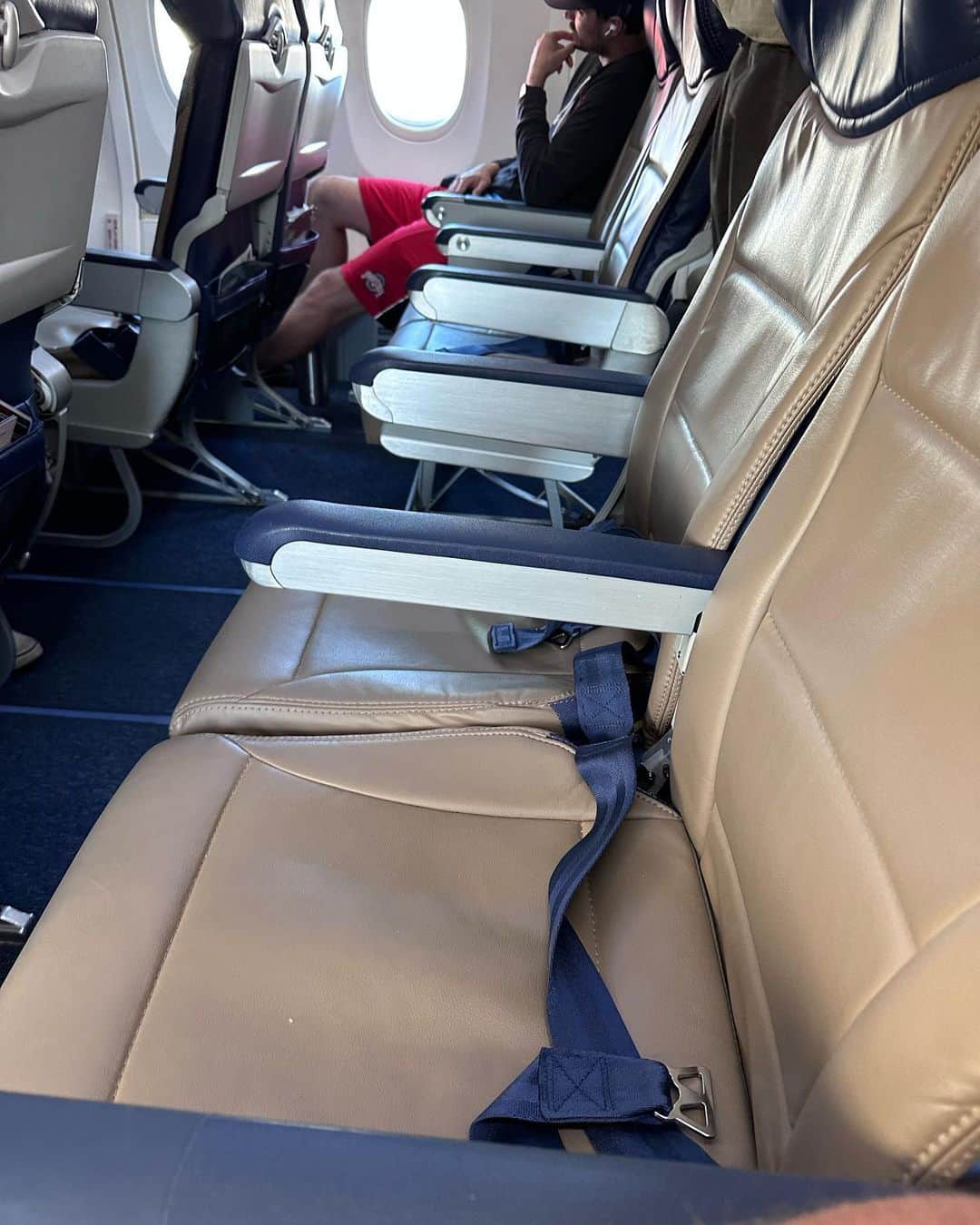 ミーシャ・コリンズさんのインスタグラム写真 - (ミーシャ・コリンズInstagram)「You know how on @SouthwestAir Airlines, there's no business class and no seat assignments, but you pay extra to get on first and pick the best seat? I was the 43rd person on the flight and this seat was empty. The ONLY leg-room seat… with no one next to it!   Who ARE these people?!」8月27日 11時08分 - misha