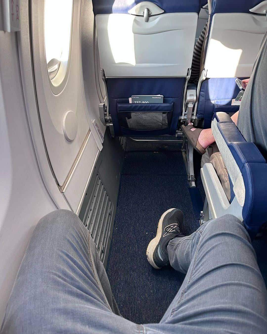 ミーシャ・コリンズのインスタグラム：「You know how on @SouthwestAir Airlines, there's no business class and no seat assignments, but you pay extra to get on first and pick the best seat? I was the 43rd person on the flight and this seat was empty. The ONLY leg-room seat… with no one next to it!   Who ARE these people?!」