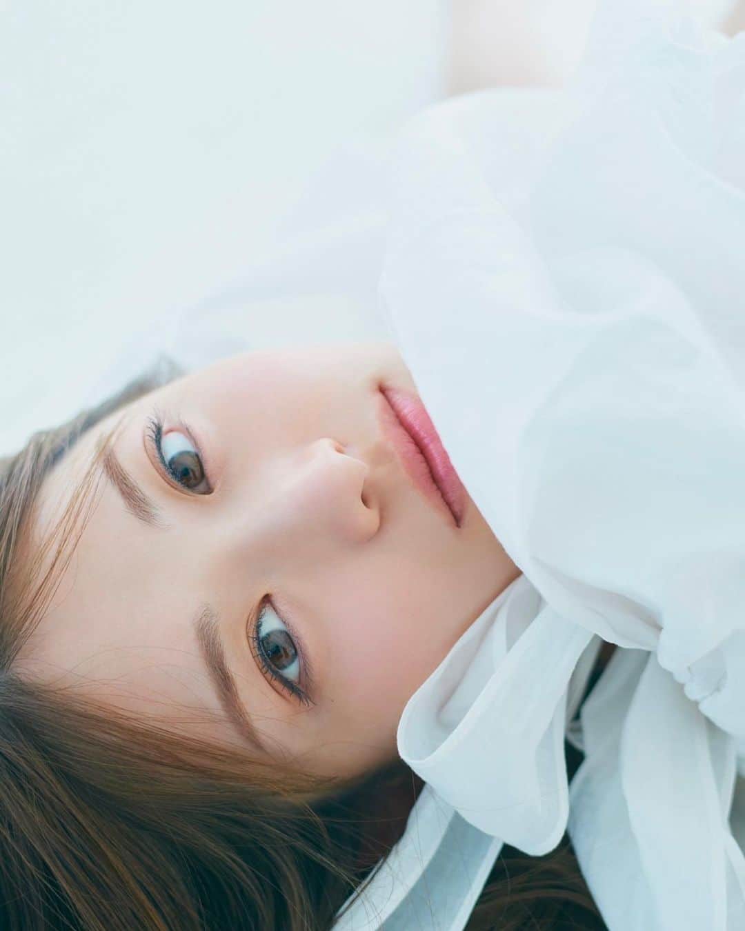 のインスタグラム：「🍎  いつもたくさんの応援ありがとうございます。 ご報告です。  乃木坂46結成以来、約12年間お世話になりました乃木坂46合同会社から生島企画室へ移籍する運びとなりました。 乃木坂46合同会社の関係者の皆様には 乃木坂46結成と同時に始まった私の芸能生活で 右も左もわからない私を大切に大切に 愛を持って導いてくださり、心から感謝しております。 今後とも、私なりのペースでお仕事をしていきたいと思っておりますので、宜しくお願いいたします。  今後も変わらず乃木坂46の皆んなのこと 応援していますー！ずっと大好きなグループです！  そして、この度、ファンクラブを開設いたしました。  ・公式サイト（ファンクラブ） https://matsumurasayuri.jp/  皆様とより近い距離で感じ合えたらいいなと思っていたので、一緒に楽しんでもらえると嬉しいです！  ファンクラブと同時にメッセージアプリB4NDも 開設致します。  ・B4ND https://service.b4nd.me/artist/sayuringo_official/  こちらはトークとして私の日常やお仕事の裏話を お送りします！！ 一応なのですが、あまり固くなりすぎず 送ろうと思っているのでトークの内容は送られてきた人だけの秘密でお願いします！  という事で、 新しい事を今後もまだまだ挑戦していきたいと思っています！ ここまで松村沙友理を育ててくださった皆様に心からの感謝と今後ともどうぞどうぞ宜しくお願いしますの気持ちでいっぱいです。 皆様と一緒にさゆりんごワールド楽しみたいです。🍎」