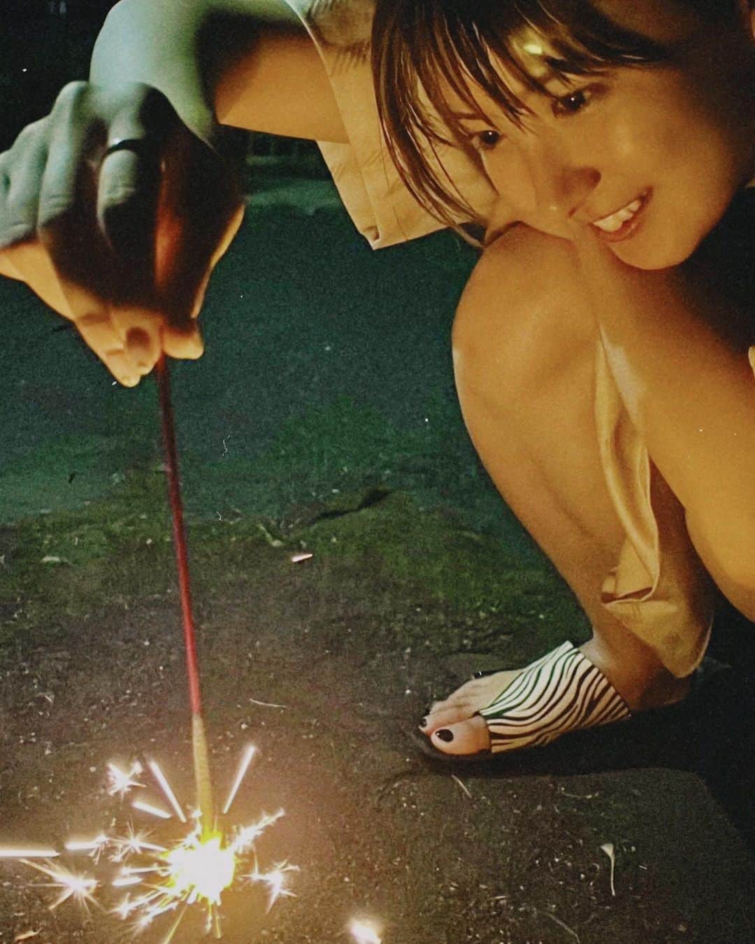 橋本香澄さんのインスタグラム写真 - (橋本香澄Instagram)「. みんなは手持ち花火もうやった🎇？  真剣すぎて持ち方クセ強だけど 気にしないで🤪笑 . #private #花火 #手持ち花火」8月27日 11時10分 - _jasmine_tete_