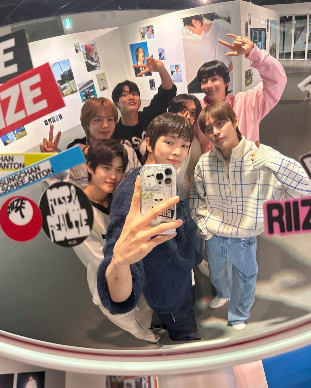RIIZEさんのインスタグラム写真 - (RIIZEInstagram)「objects in mirror are closer than they appear (사물이 보이는 것보다 가까이 있음)  #RIIZE #라이즈 #RISEandREALIZE #GetAGuitar #RIIZE_GetAGuitar」8月27日 11時12分 - riize_official