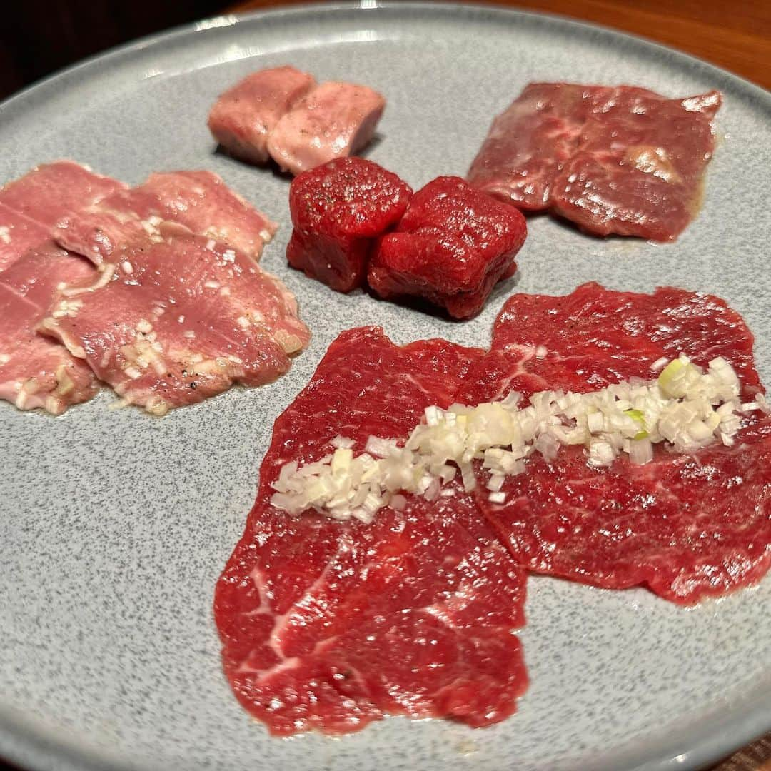 TONEAYUさんのインスタグラム写真 - (TONEAYUInstagram)「好きな四文字熟語は【毎日焼肉】 ⁡ うしごろ大好き芸人は、 焼肉ホルモンうしごろ銀座店へ🐮🤍 ⁡ 焼肉ホルモンうしごろは初めてで、めちゃ楽しみだった😆🫶 ⁡ うしごろは、数ある有名焼肉屋さんの中でも、わたしはダントツに好き🤭 ⁡ 今回頂いたのは、7800円のホルモン極コース✨ ⁡ ホルモン刺しも絶品だし、ホルモン盛り合わせ、極め付けにA5黒毛和牛... ⁡ もう大満足すぎる😂😂😂 ⁡ 〆は、レモン冷麺・ホルモン辛ラーメン・牛すじ煮込みカレー・ホルモンガーリックチャーハンから選べて、ガーリックチャーハンに👍🏻 ⁡ 〆も、デザートも、もちろん美味しかったです😂 ⁡ このコースはまた食べたいくらい気に入りました🤭 ⁡ ランチ帯でも頼めるので、ご褒美ランチにもいいですね🫶 ⁡ おいしい焼肉食べたい勢は是非~！！😆🌹 ⁡ 年内にもう一回、うしごろ行きたい🤭🤭🤭 ⁡ @ushigoro_yakiniku ⁡ #焼肉ホルモンうしごろ銀座店 #PR #焼肉 #うしごろ #銀座 #うしごろ大好き芸人」8月27日 11時23分 - toneayu