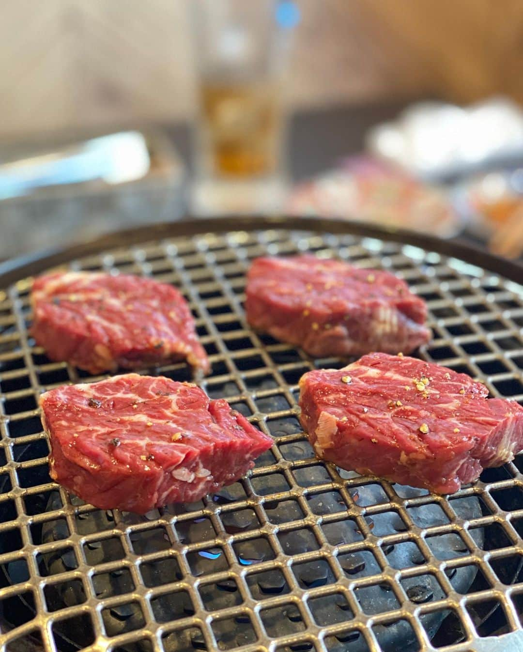 前川由希子さんのインスタグラム写真 - (前川由希子Instagram)「私の激推し！ 焼肉ホルモン人生大ちゃん🍖  行きたい！と言われる率No.1（ダントツ）の 大ちゃんで昼焼肉🔥  「私の周りで行ってない人いないんじゃない？」 って言ったら、 「いや、私は行っとらん」 と言われたので、ようやく連れてきた😂  とりあえず、お肉とカットが素晴らしく 美味しいんだけど…  「今日はスイーツにカヌレがあります」と。 焼肉でカヌレ⁈ しかも自家製⁈ それは食べねば！ と、いただきました。  HERMESのお皿で大事そうに出てきたカヌレは、 カヌレ屋さんしたら？ ってくらい美味しかった♡  友人も満足してくれたし（たぶん）、 これからも推します✨  @yakiniku_horumon_daichan  @ooyamadaisyou  #焼肉ホルモン人生大ちゃん  #焼肉  #但馬牛  #但馬牛焼肉  #福岡グルメ  #福岡焼肉  #馬出グルメ  #馬出焼肉  #馬出九大病院前 からすぐ #カヌレ #自家製カヌレ もあるよ #紙エプロン でメイドさんみたい」8月27日 11時22分 - maekawa.yukiko