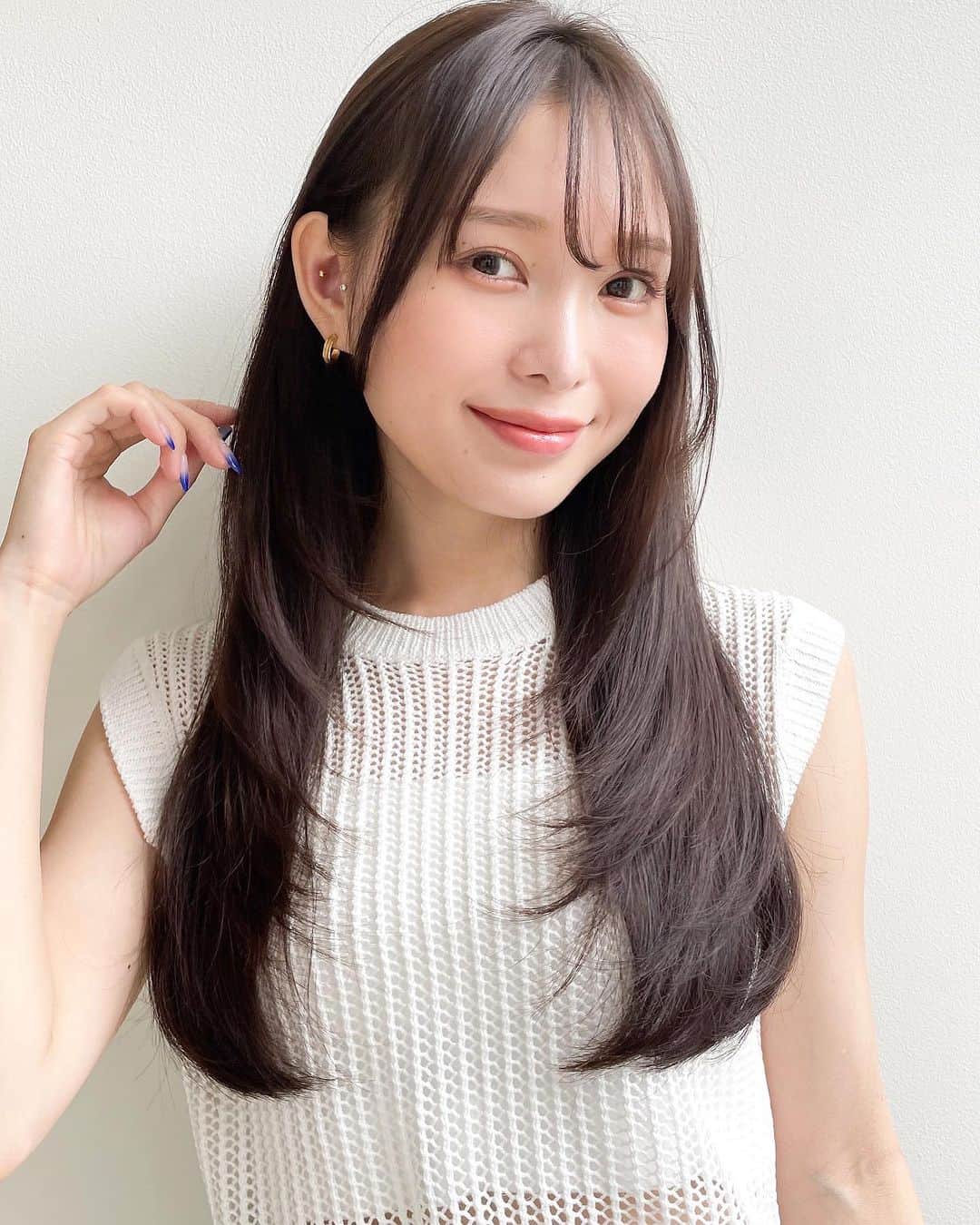 上遠野裕樹さんのインスタグラム写真 - (上遠野裕樹Instagram)「艶髪は誰でも作れる✂︎ . 毛流れのキレイなナチュラルなストレートスタイルにしたい！そんな方はすぐにご相談ください！縮毛矯正があまり好きじゃない方は髪質改善トリートメントでサラサラヘアに！ .  今の時代、対応できる技術が増え理想のスタイルに手が届くようになりました。柔らかい縮毛矯正、コスメストレート、髪質改善トリートメント。 . キレイな髪型をつくる基本は艶髪から。ツヤツヤに見せる技はいくらでもあります。 . ☑︎毎日なんかキマらない ☑︎くせ毛じゃないがアホ毛が出る ☑︎艶が欲しい ☑︎キレイに伸ばしたい ☑︎前のカットで失敗された . 1つでも当てはまる方はご相談ください。 ． 自信をもってキレイにサラサラにします。 . ご予約はプロフィールURLからホットペッパー、またはインスタに直接DMでお受けしてます。 . 誰もが持つ髪のお悩み。一緒に解決していけたらと思います。全力でキレイにさせていただきます。 . Agnos青山  03-5469-3344 東京都南青山5-11-10南青山511ビル3F -————————— #縮毛矯正 #コスメストレート #前髪縮毛矯正 #湿気対策 #梅雨対策 #くせ毛 #くせ毛直し #ロングスタイル #大人ロング #ロングヘア #ロングヘアカタログ #ロングレイヤー #レイヤーミディアム #オフィスヘア  #似合わせカット #似合わせミディアム #ひし形シルエット #小顔カット #ヘアカタログ #モテ髪 #あざとかわいい #シースルーバング #青山美容室 #表参道美容室 #艶ヘア #髪質改善トリートメント  #髪質改善ストレート」8月27日 11時22分 - hiroki0128