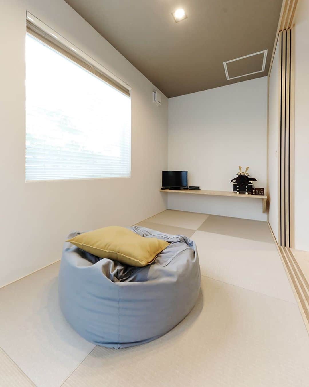 デザオ建設のインスタグラム：「畳コーナー 小上がりの畳コーナーです！ あると何かと使える畳コーナー こちらは4畳分の広さがあります！ ⁡ 床下は収納になっています✨ ゴロンと横になりたい時やお昼寝が ゆっくりできそうです😌 ⁡お客さんが来られた時にお通しする スペースにも使えますね🎵 ⁡ ※モデルハウス展示場予約は、 　@dezao_kensetsuのURLに 　とんでいただき、「イベント予約」から 　お待ちしております🏠 ⁡ #注文住宅 #マイホーム #インテリア #新築  #リフォーム #リノベーション #家 #住宅 #interior #デザオ建設 #工務店 #一軒家 #日々 #マイホーム記録 #暮らし #リビング #おうち #リビング #畳 #畳コーナー #畳スペース #小上がり #小上がり収納 #床下収納 #畳の部屋 #畳の歩くらしい #畳コーナーのある間取り」