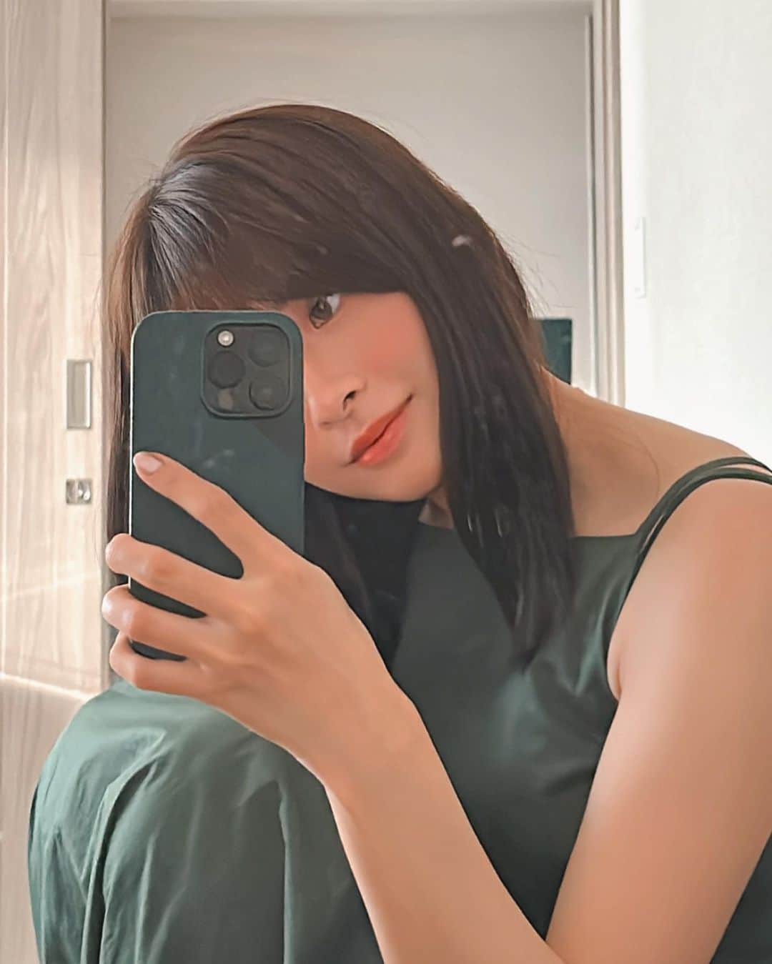 鈴木康代のインスタグラム：「preciousmiuxに通い始めてからほんとにお肌褒められることが多くなった！♡ 丸1年毎月通って、先日回数券更新しました☺︎  ハーブピーリング（ダウンタイムなし）+ビタミンA or ポレーションがお気に入り🌿 いつも施術をお願いしてるのは美容に詳しくて全てがかわいらしいももさん🍑 いつもありがとうございます🍑  2枚目と3枚目がノーマルカメラなんだけど調子良すぎて最高☀️ ちょっと霞んでるのはうちの鏡が汚いからです💢😌😢  #肌管理」